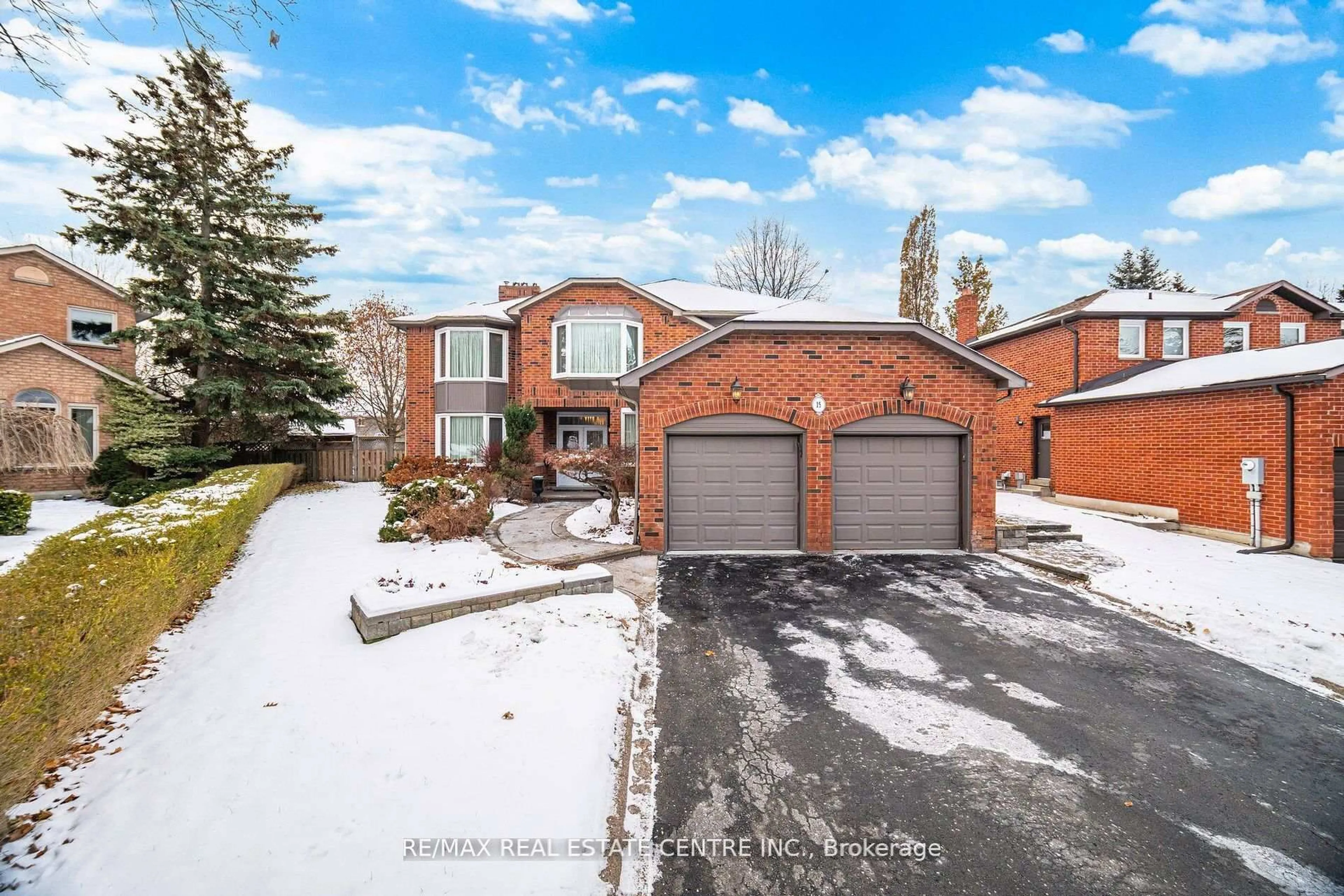 A pic from outside/outdoor area/front of a property/back of a property/a pic from drone, street for 15 Brookbank Crt, Brampton Ontario L6Z 3G4