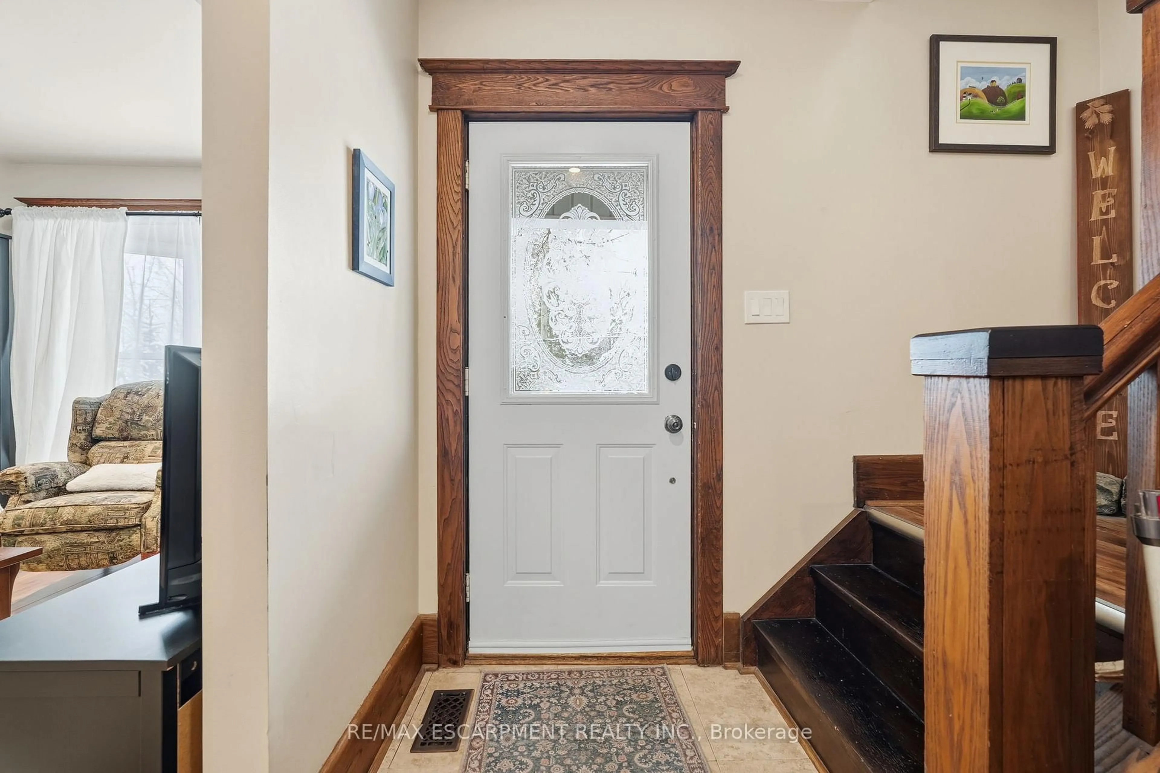 Indoor entryway for 17 Mill St, Milton Ontario L9T 1R7