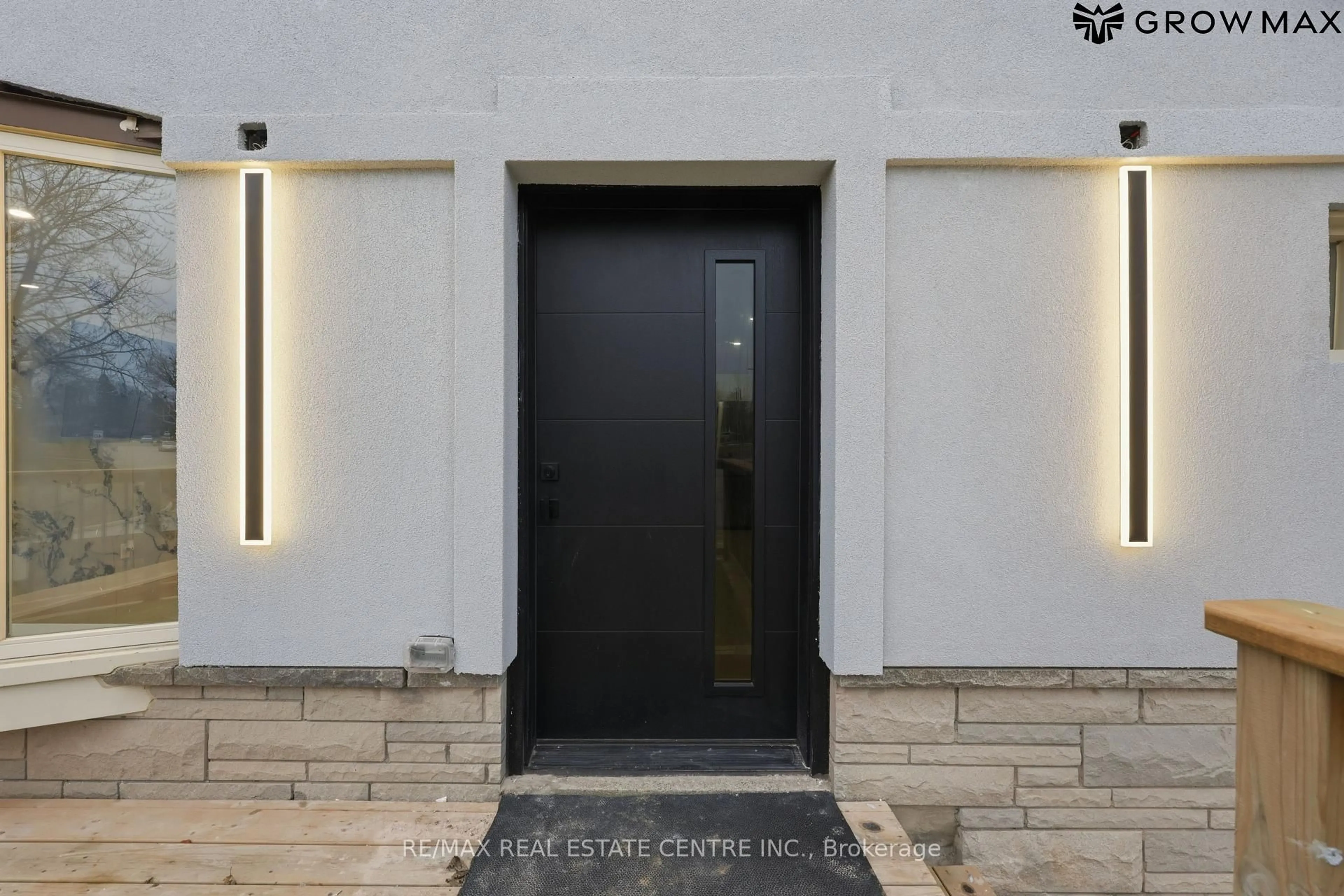 Indoor entryway for 1328 Bunnell Dr, Burlington Ontario L7P 2E1