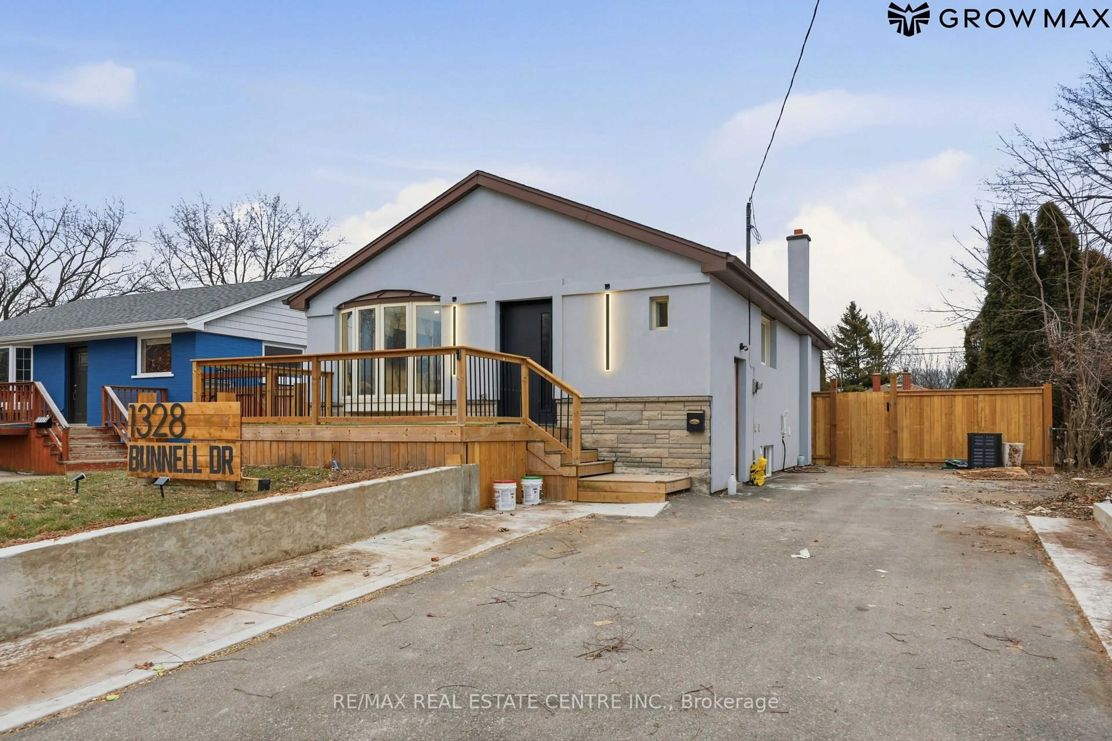 A pic from outside/outdoor area/front of a property/back of a property/a pic from drone, street for 1328 Bunnell Dr, Burlington Ontario L7P 2E1