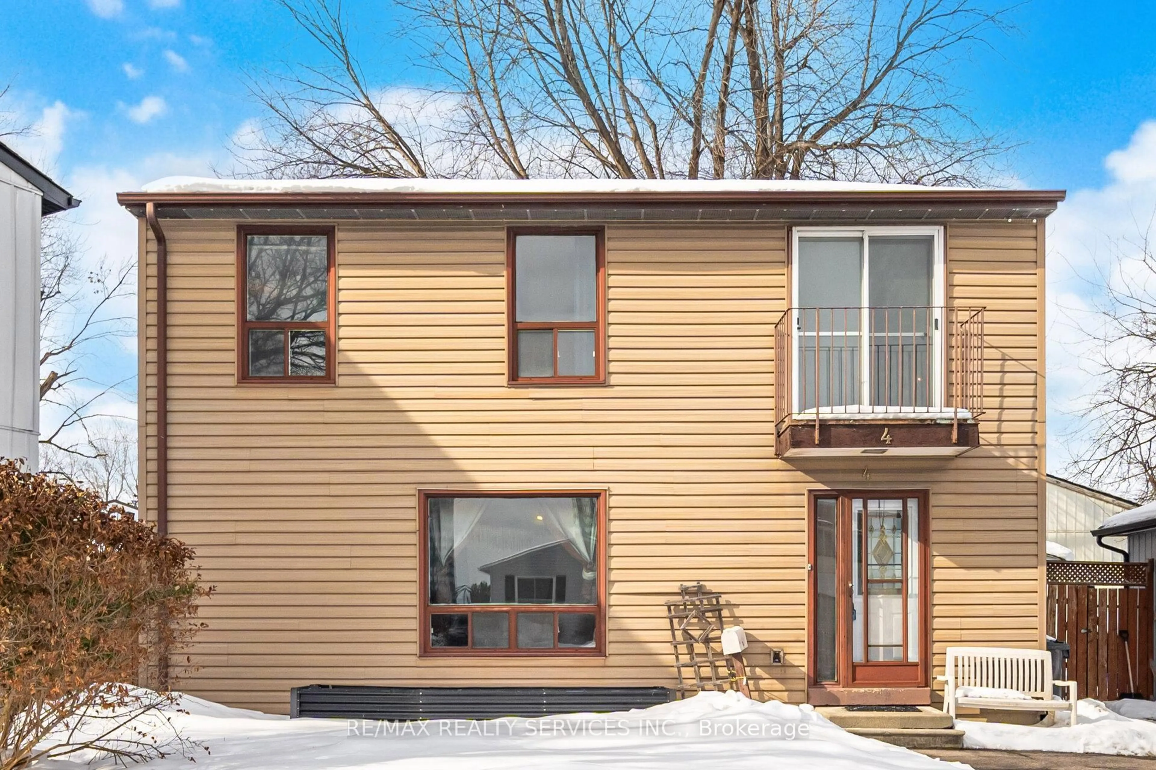 Home with vinyl exterior material, street for 4 Huntington Crt, Brampton Ontario L6S 1S4