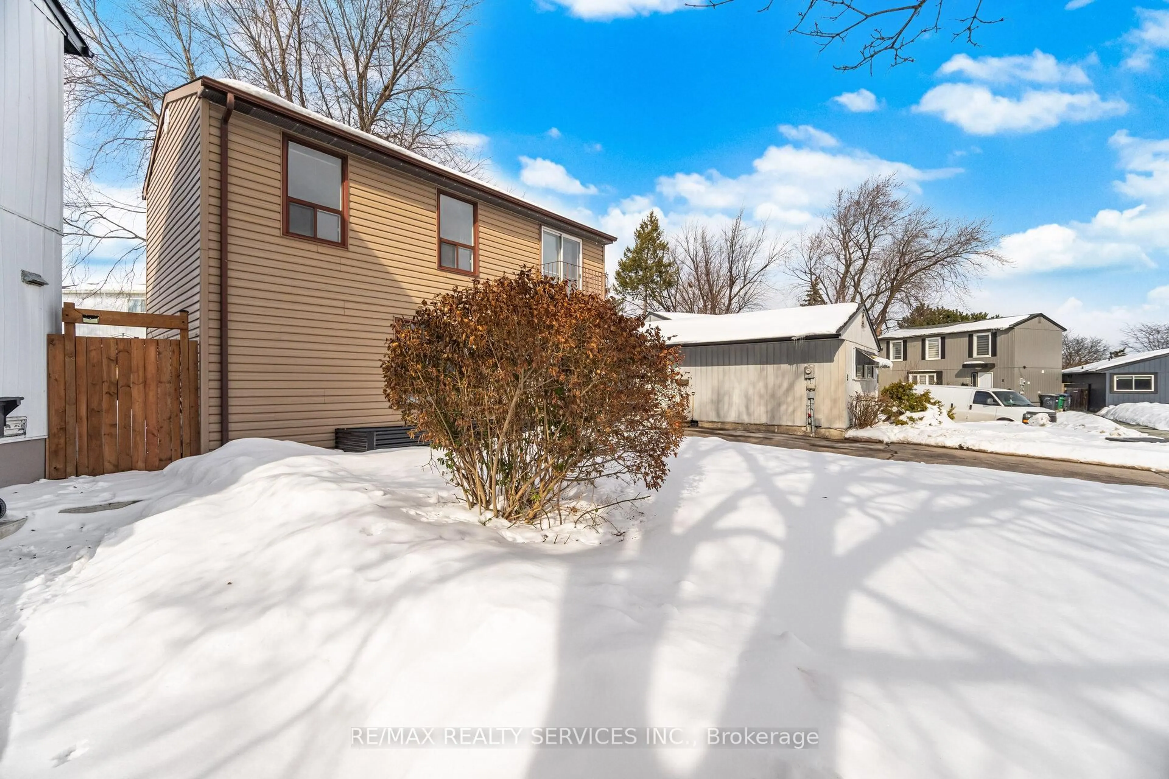 A pic from outside/outdoor area/front of a property/back of a property/a pic from drone, street for 4 Huntington Crt, Brampton Ontario L6S 1S4