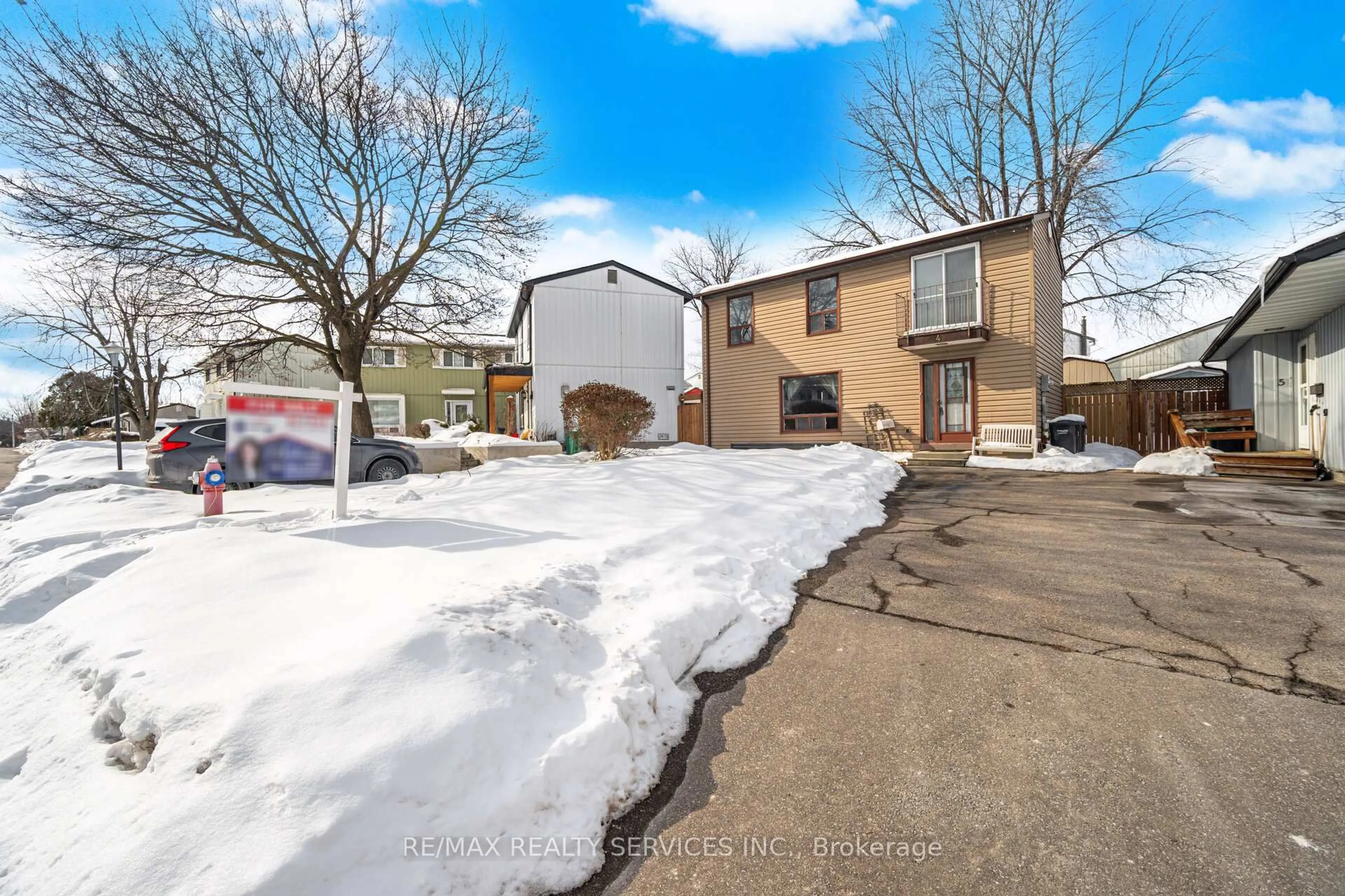 A pic from outside/outdoor area/front of a property/back of a property/a pic from drone, street for 4 Huntington Crt, Brampton Ontario L6S 1S4