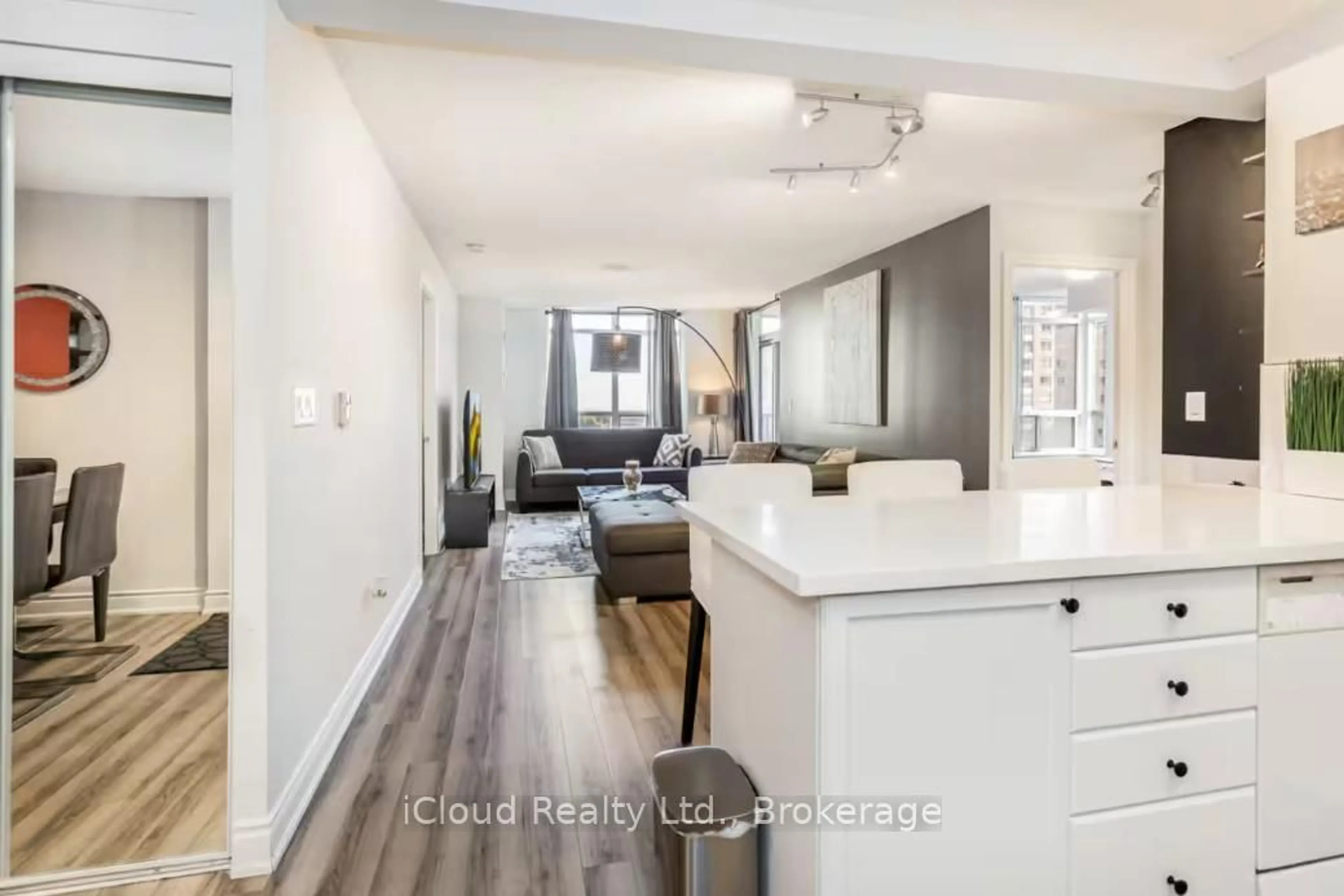 Open concept kitchen, unknown for 3888 Duke Of York Blvd #933, Mississauga Ontario L5B 4P5