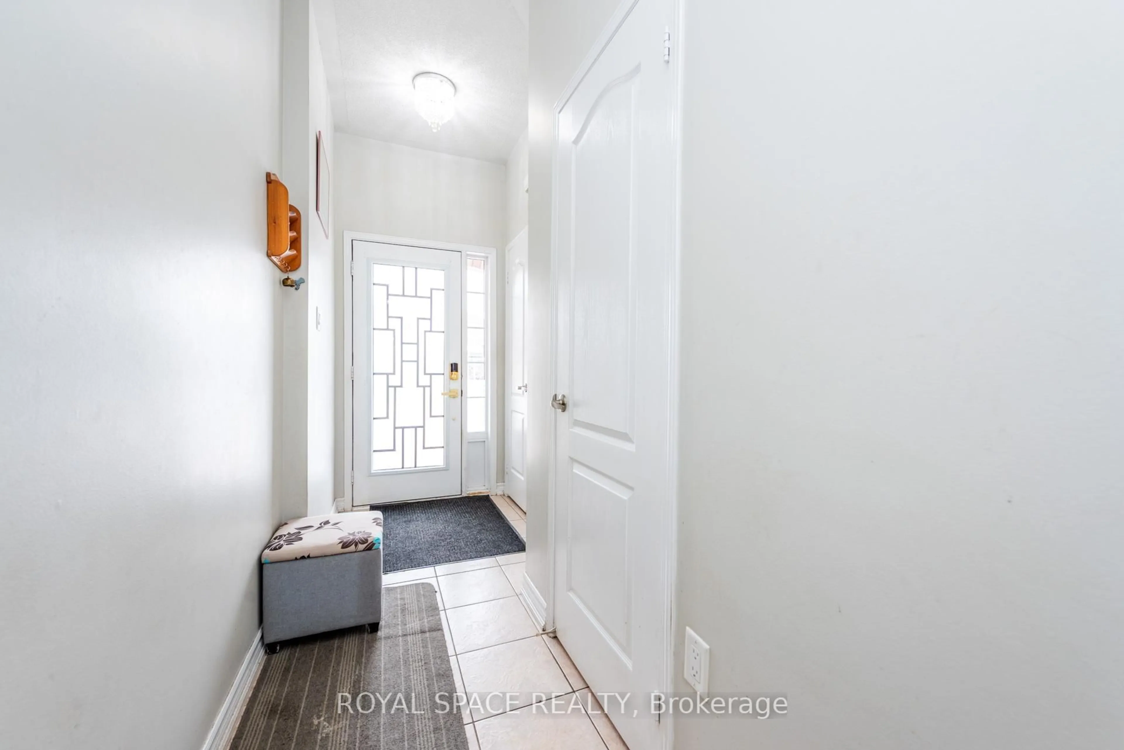 Indoor entryway for 124 Crystalview Cres, Brampton Ontario L6P 2S2