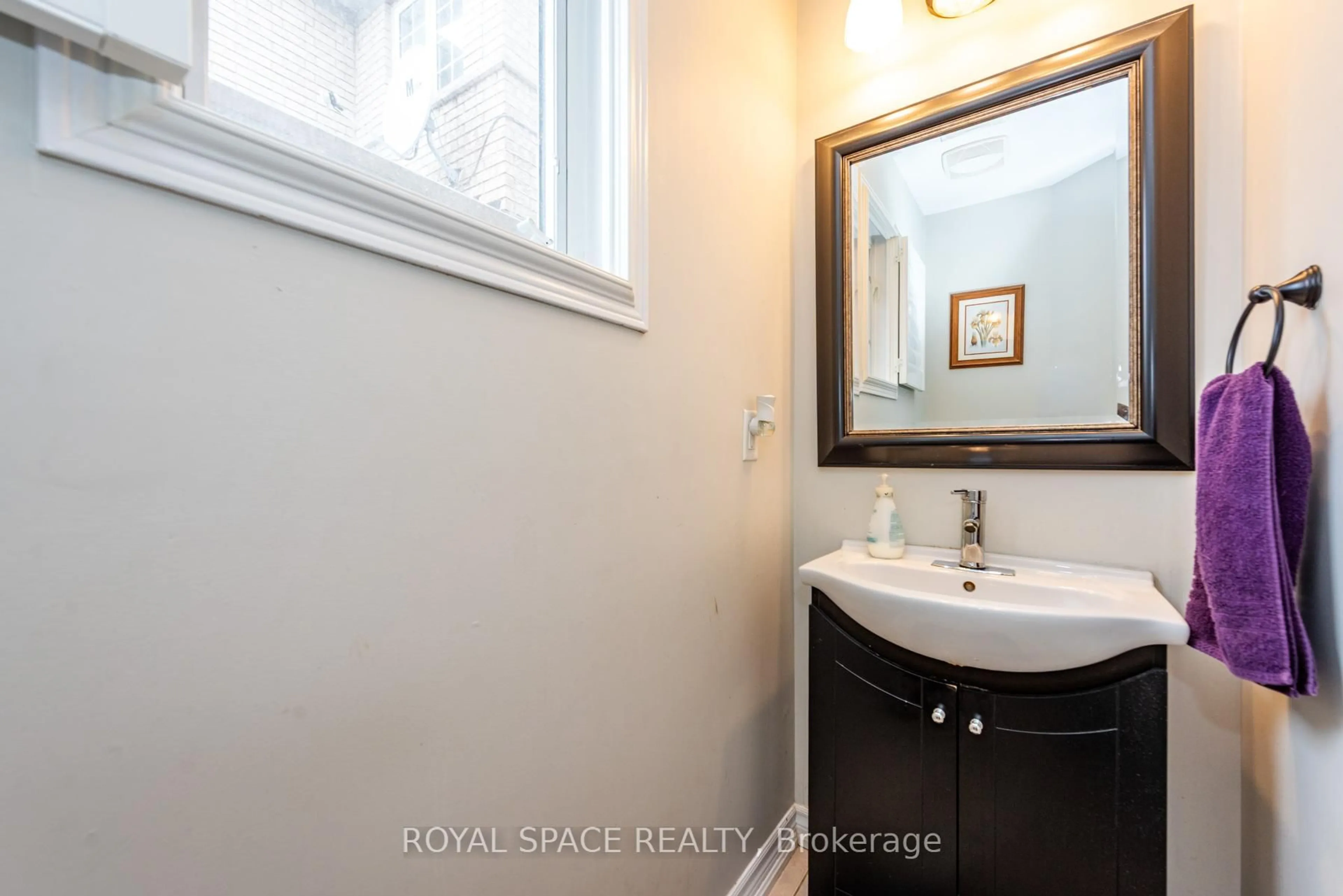 Standard bathroom, unknown for 124 Crystalview Cres, Brampton Ontario L6P 2S2