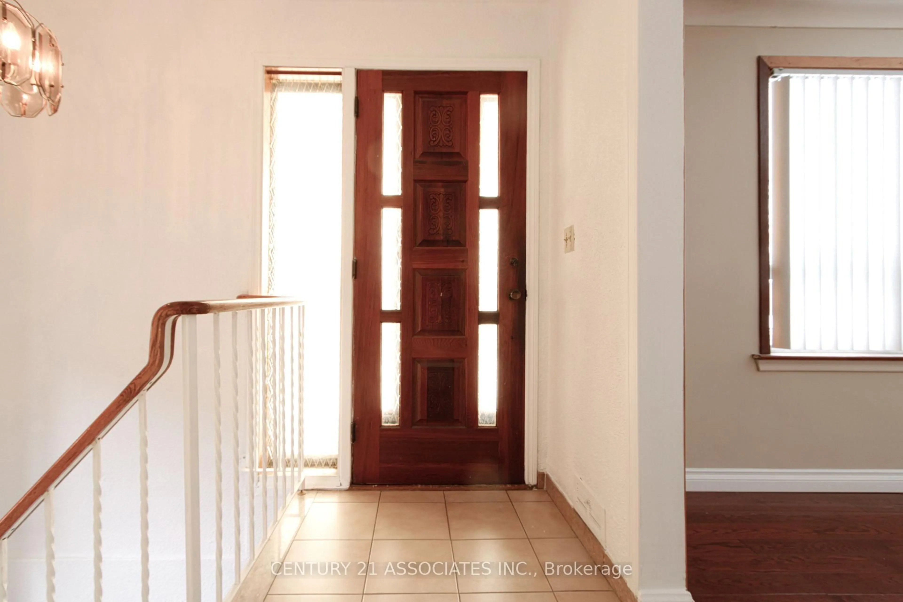 Indoor entryway for 421 Lanor Ave, Toronto Ontario M8W 2R7