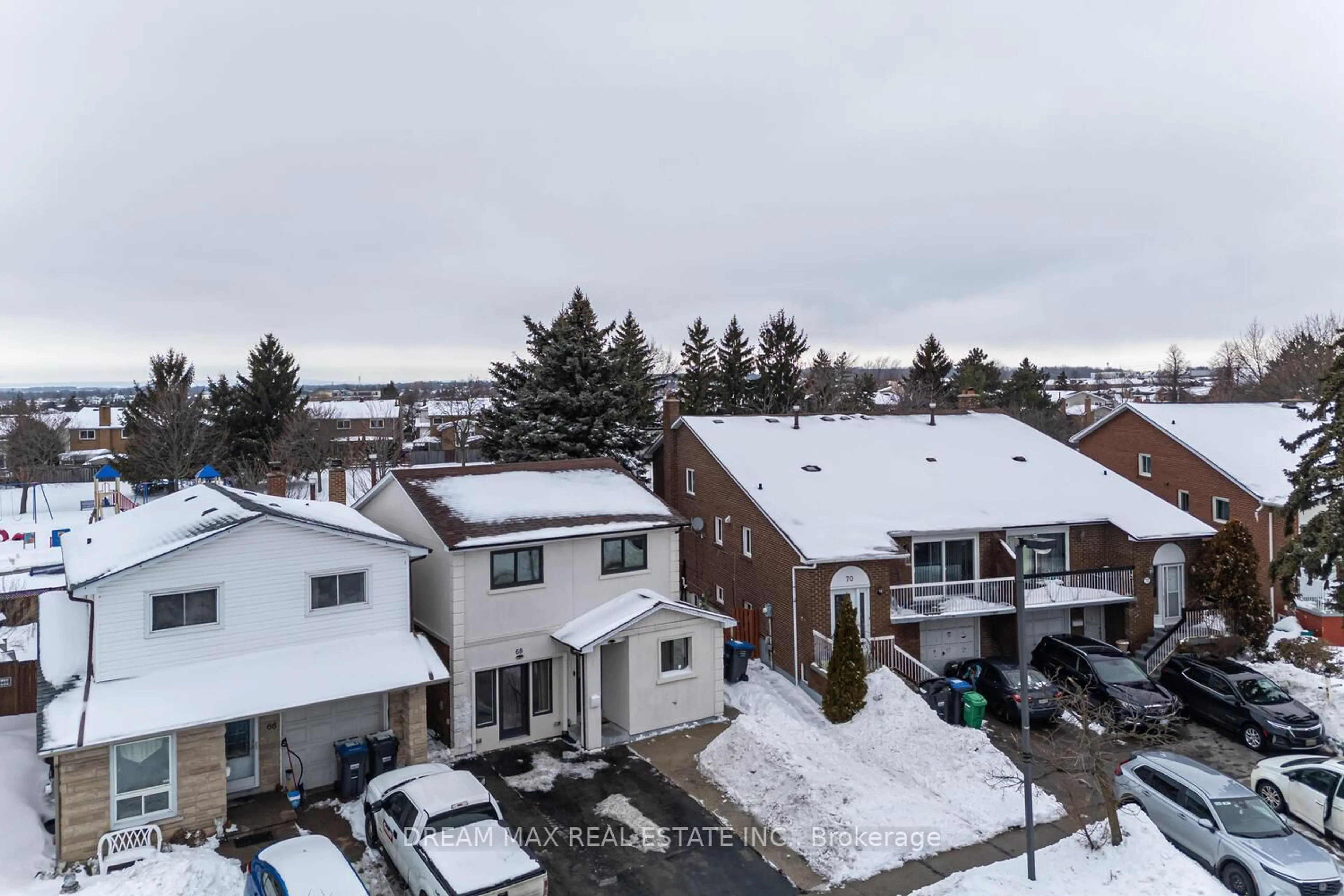 A pic from outside/outdoor area/front of a property/back of a property/a pic from drone, unknown for 68 Winterfold Dr, Brampton Ontario L6V 3T2