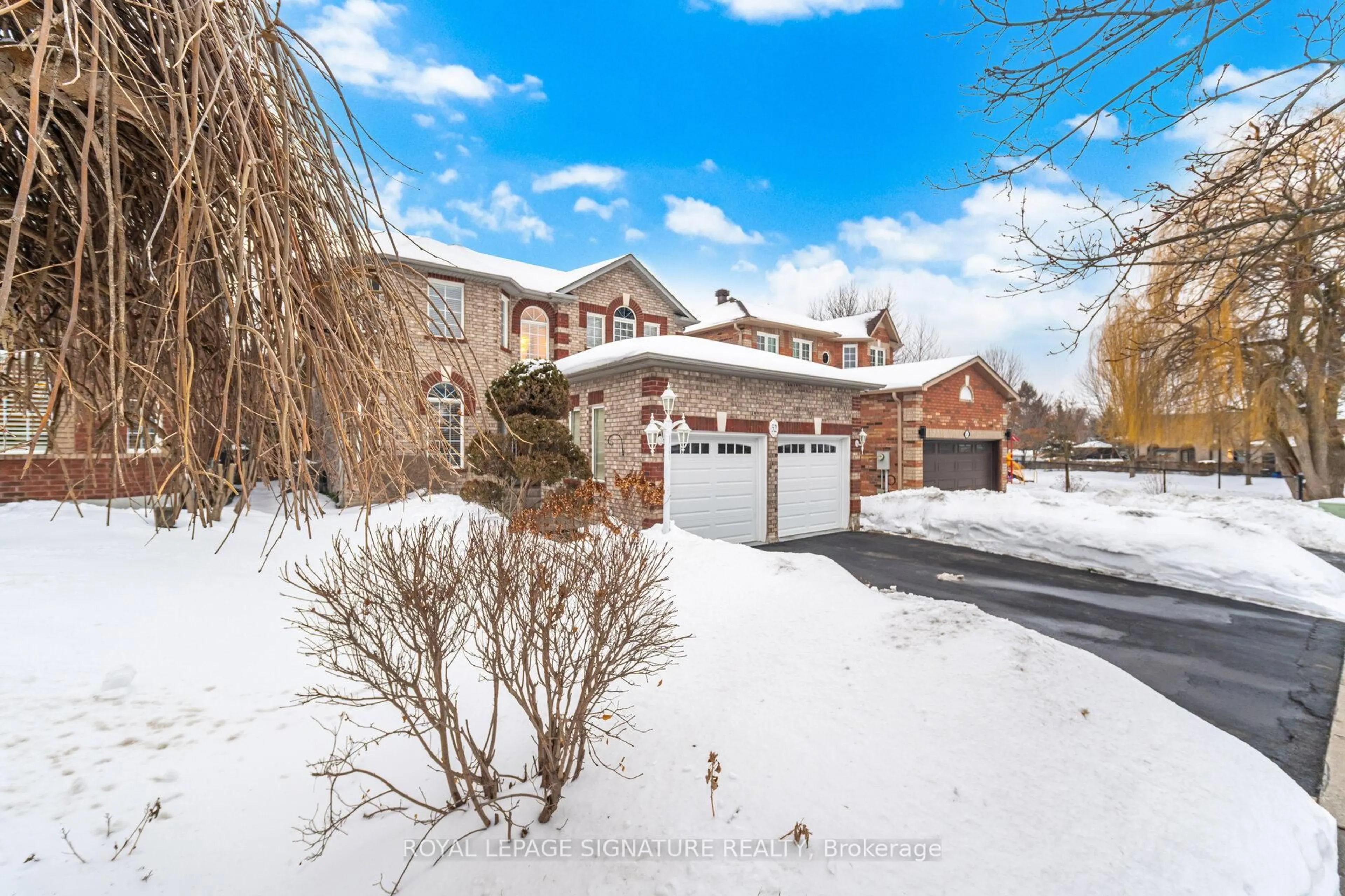 A pic from outside/outdoor area/front of a property/back of a property/a pic from drone, street for 52 Durham St, Halton Hills Ontario L7G 5X4