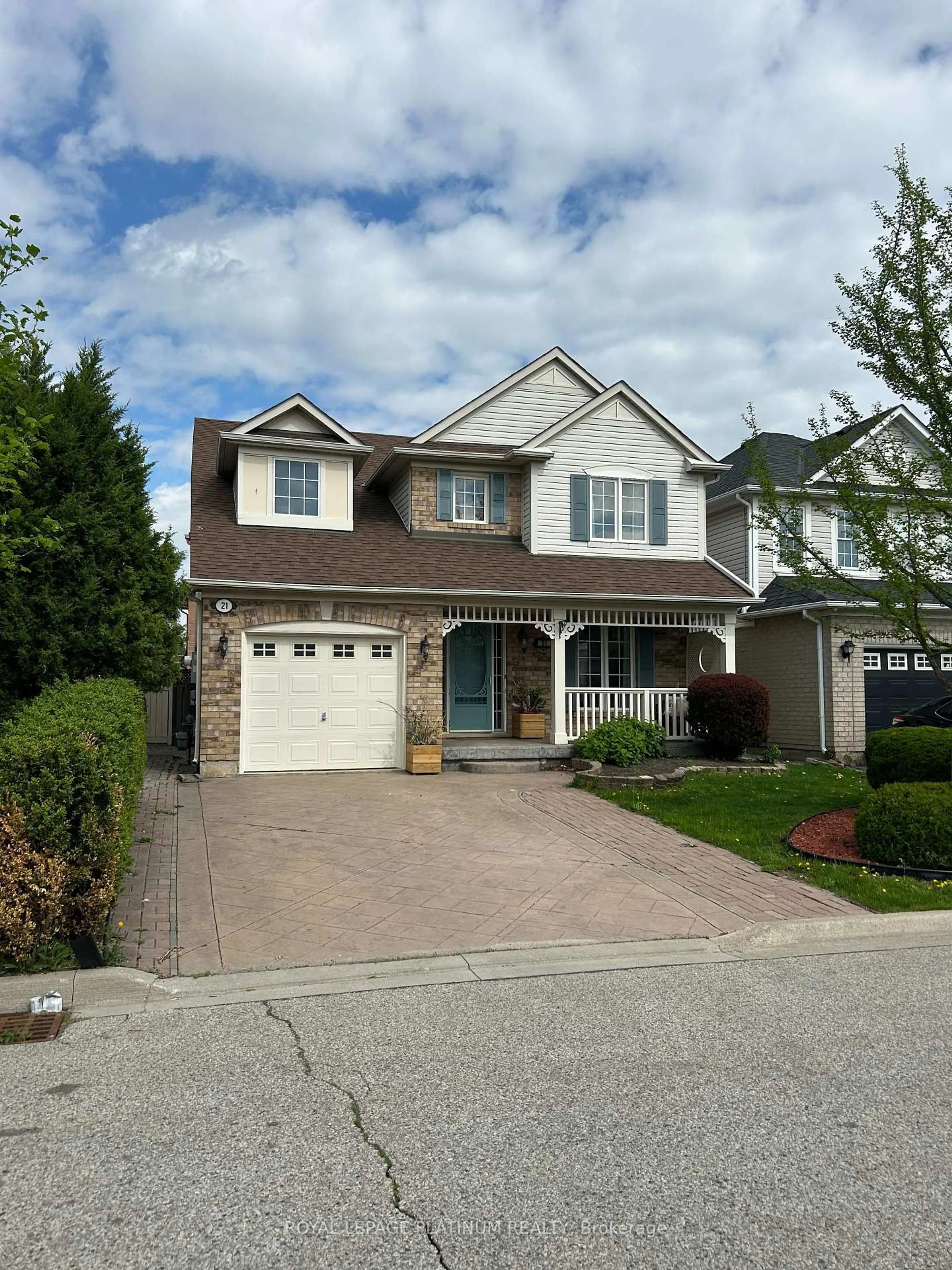 Home with vinyl exterior material, street for 21 Vista Green Cres, Brampton Ontario L7A 2S3