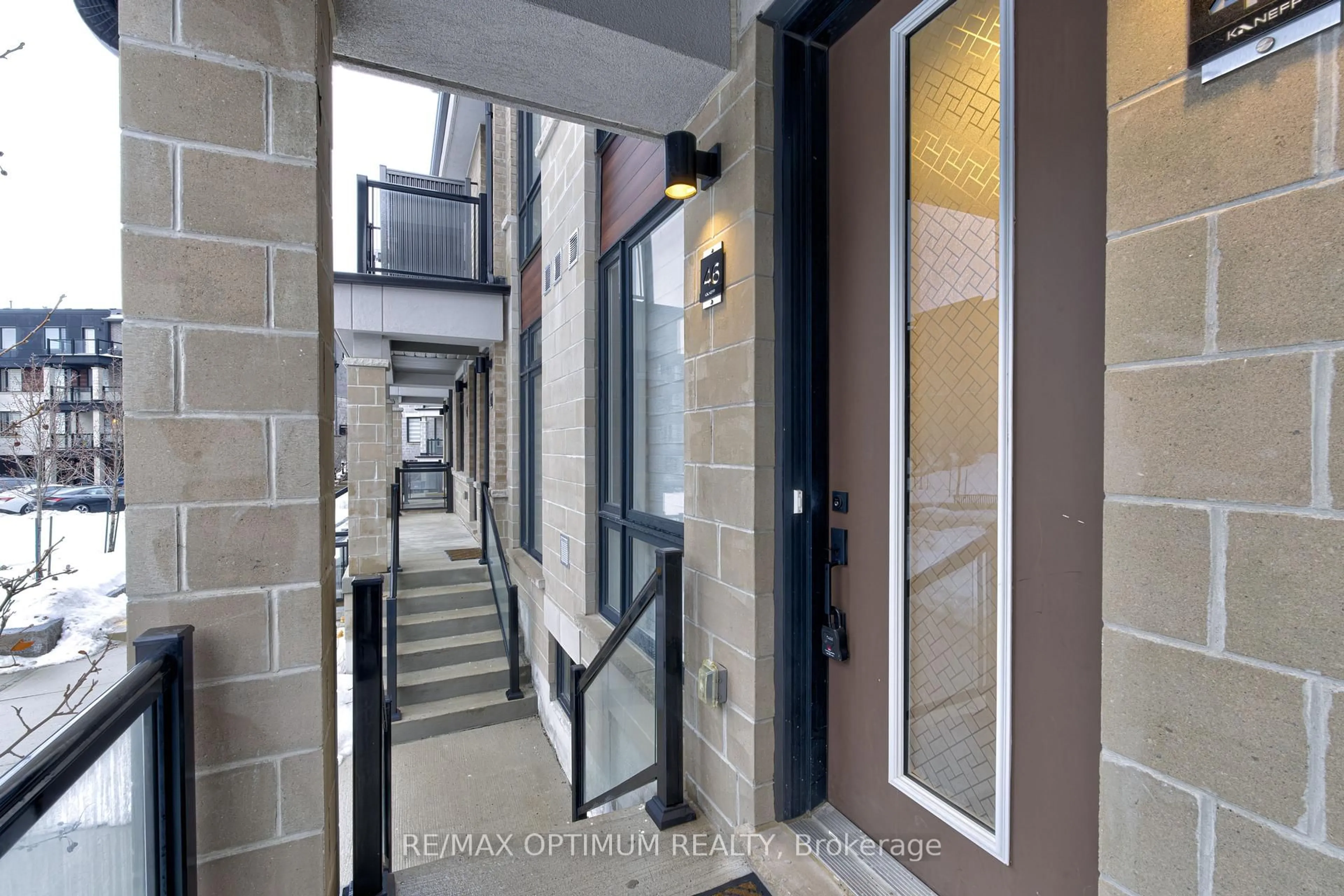 Indoor entryway for 45 Knotsberry Circ #46, Brampton Ontario L6Y 0C3