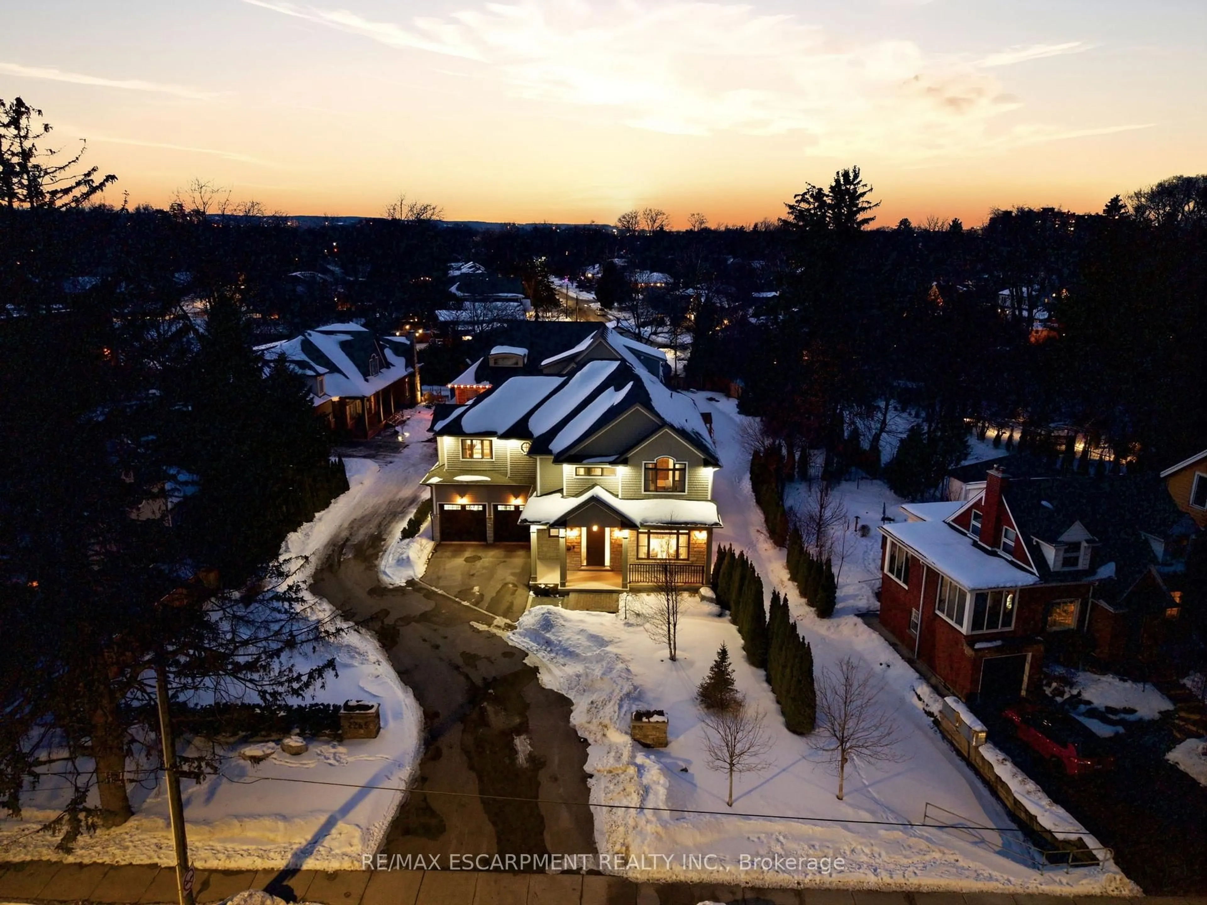 A pic from outside/outdoor area/front of a property/back of a property/a pic from drone, unknown for 2265 LAKESHORE Rd #3, Burlington Ontario L7R 1B1