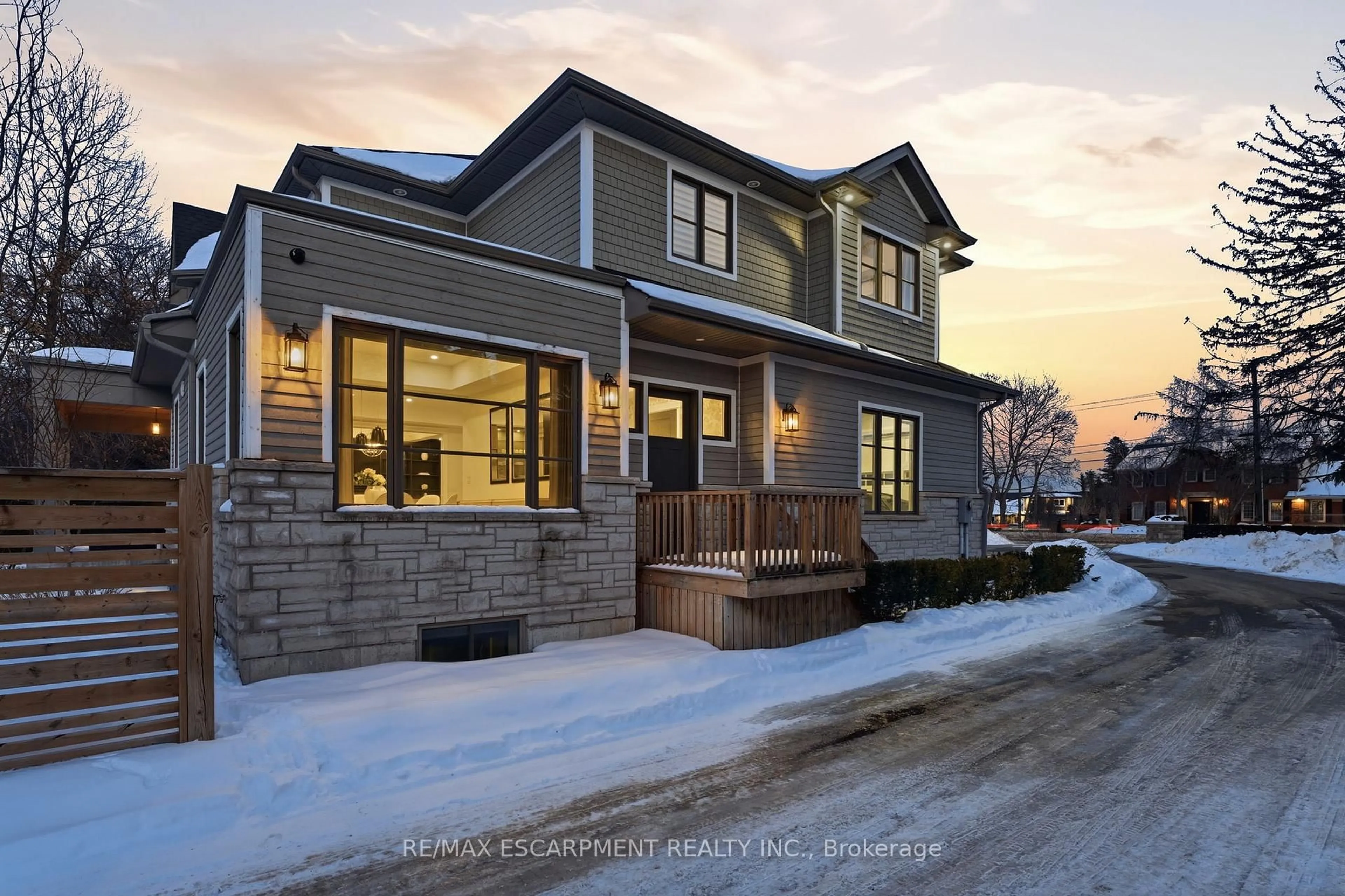 Home with brick exterior material, street for 2265 LAKESHORE Rd #3, Burlington Ontario L7R 1B1