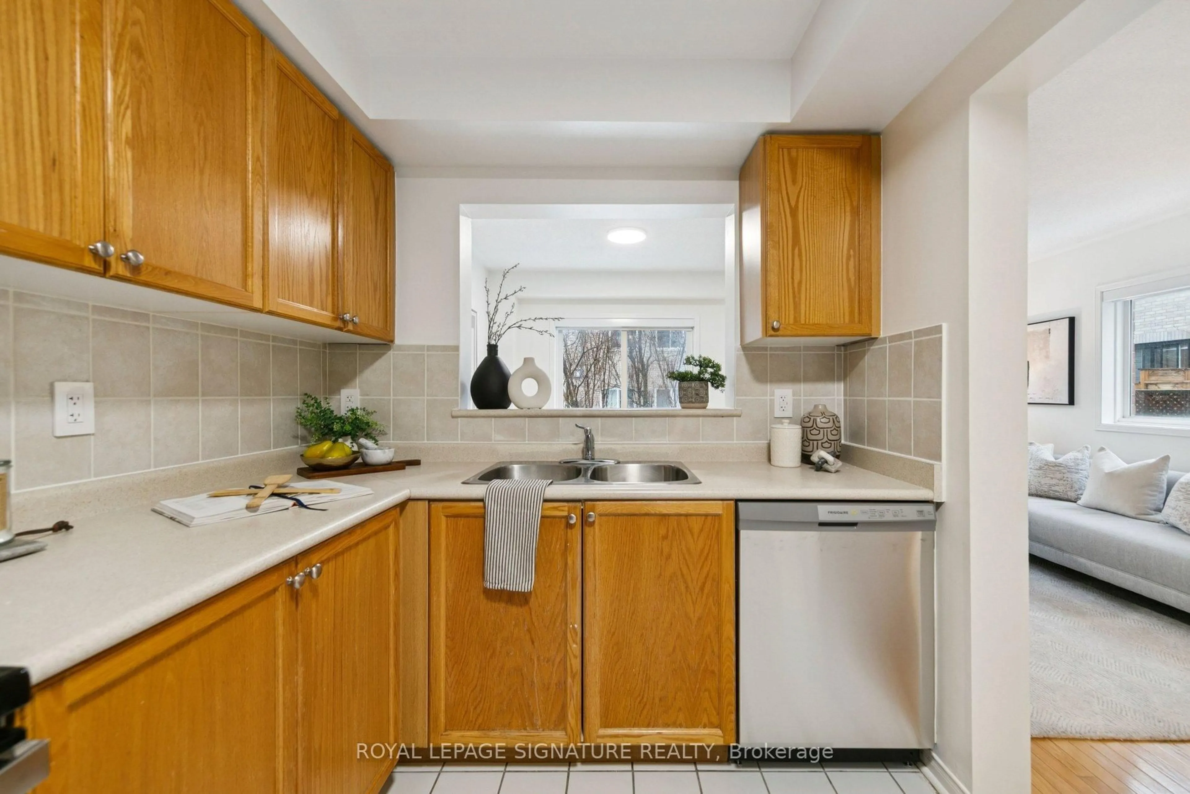 Standard kitchen, ceramic/tile floor for 86 Joymar Dr #121, Mississauga Ontario L5M 7Z6