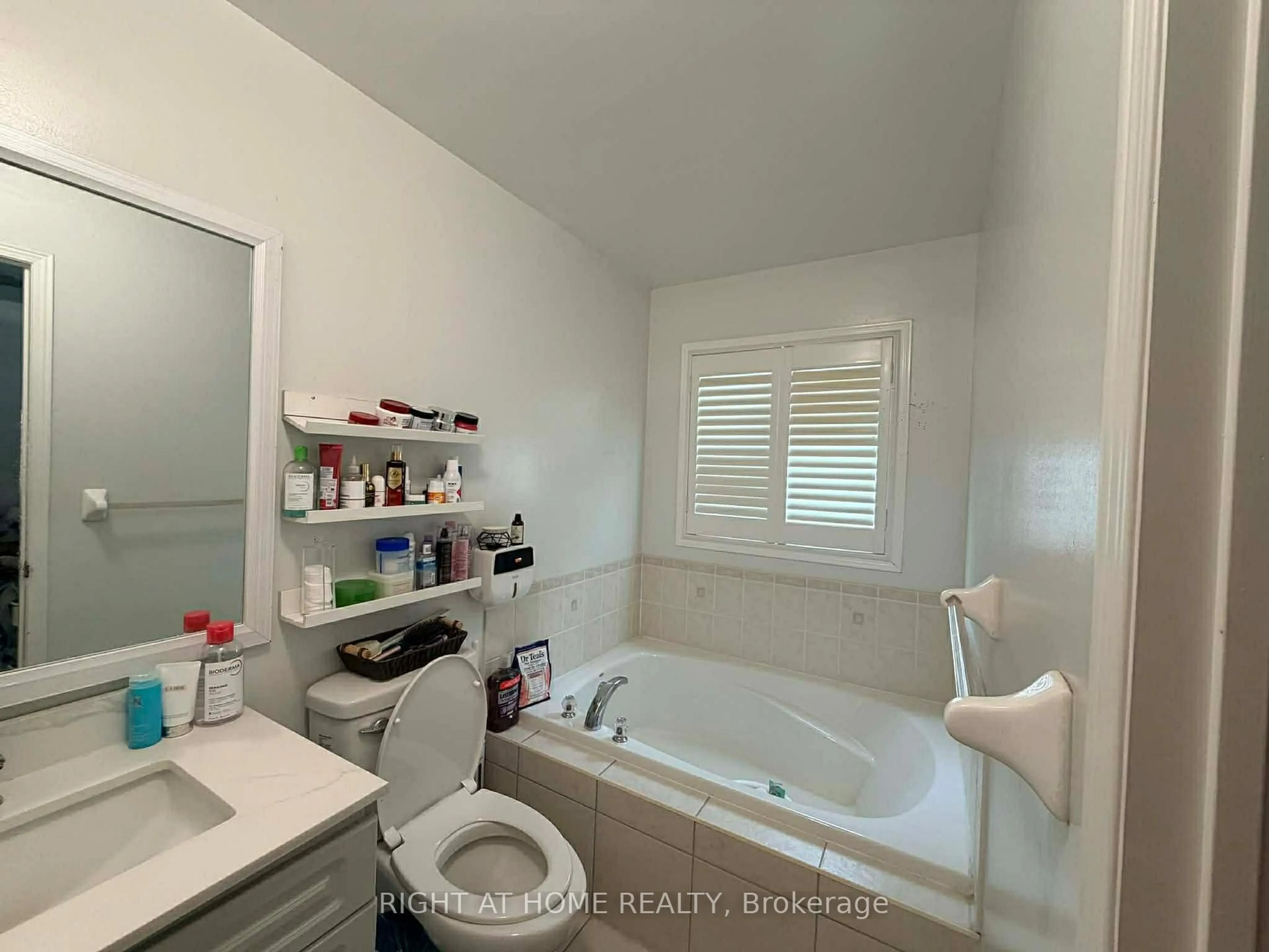 A pic of a room for 8 Fred Young Dr, Toronto Ontario M3L 0A2