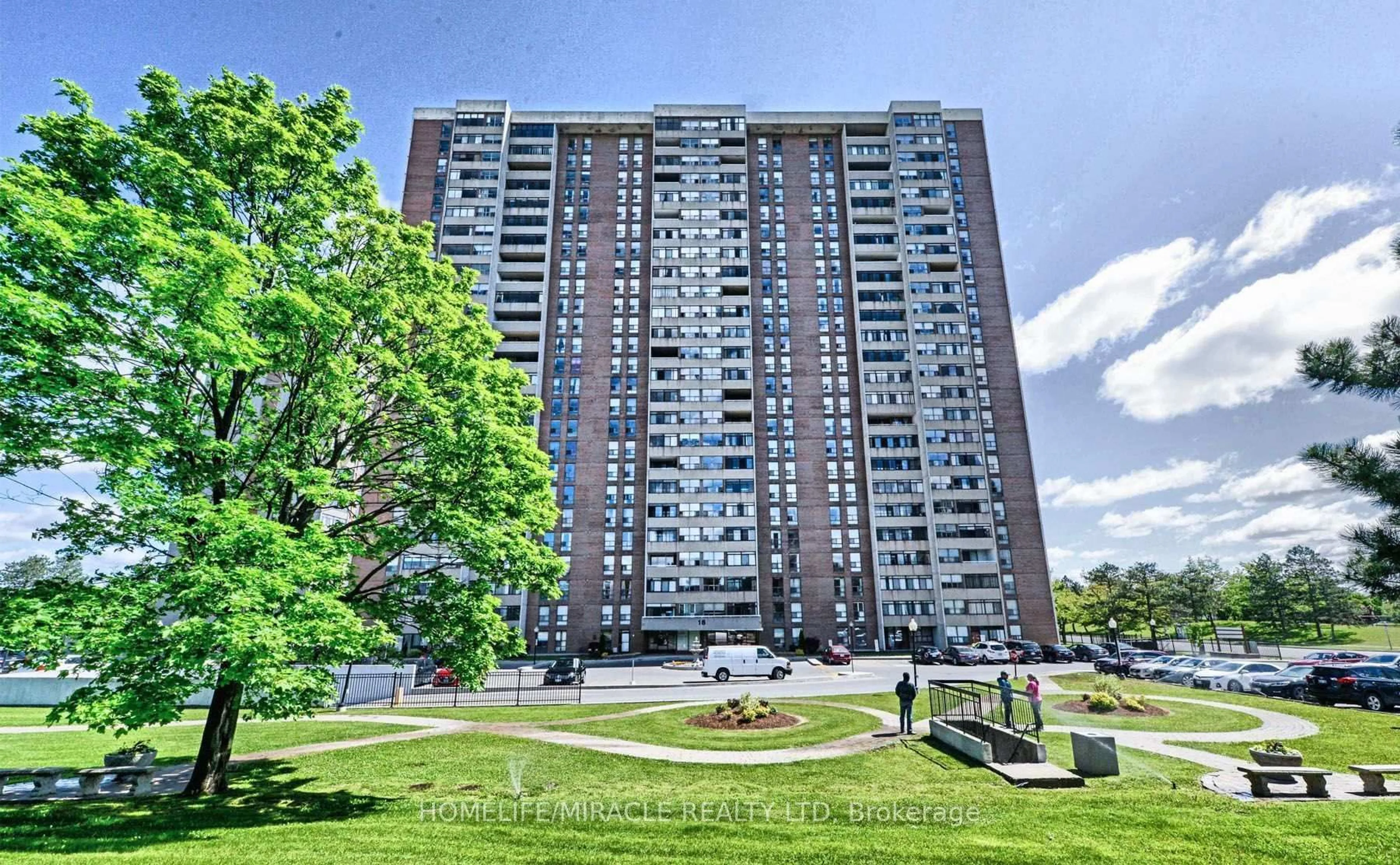 A pic from outside/outdoor area/front of a property/back of a property/a pic from drone, building for 18 Knightsbridge Rd #2005, Brampton Ontario L6T 3X5