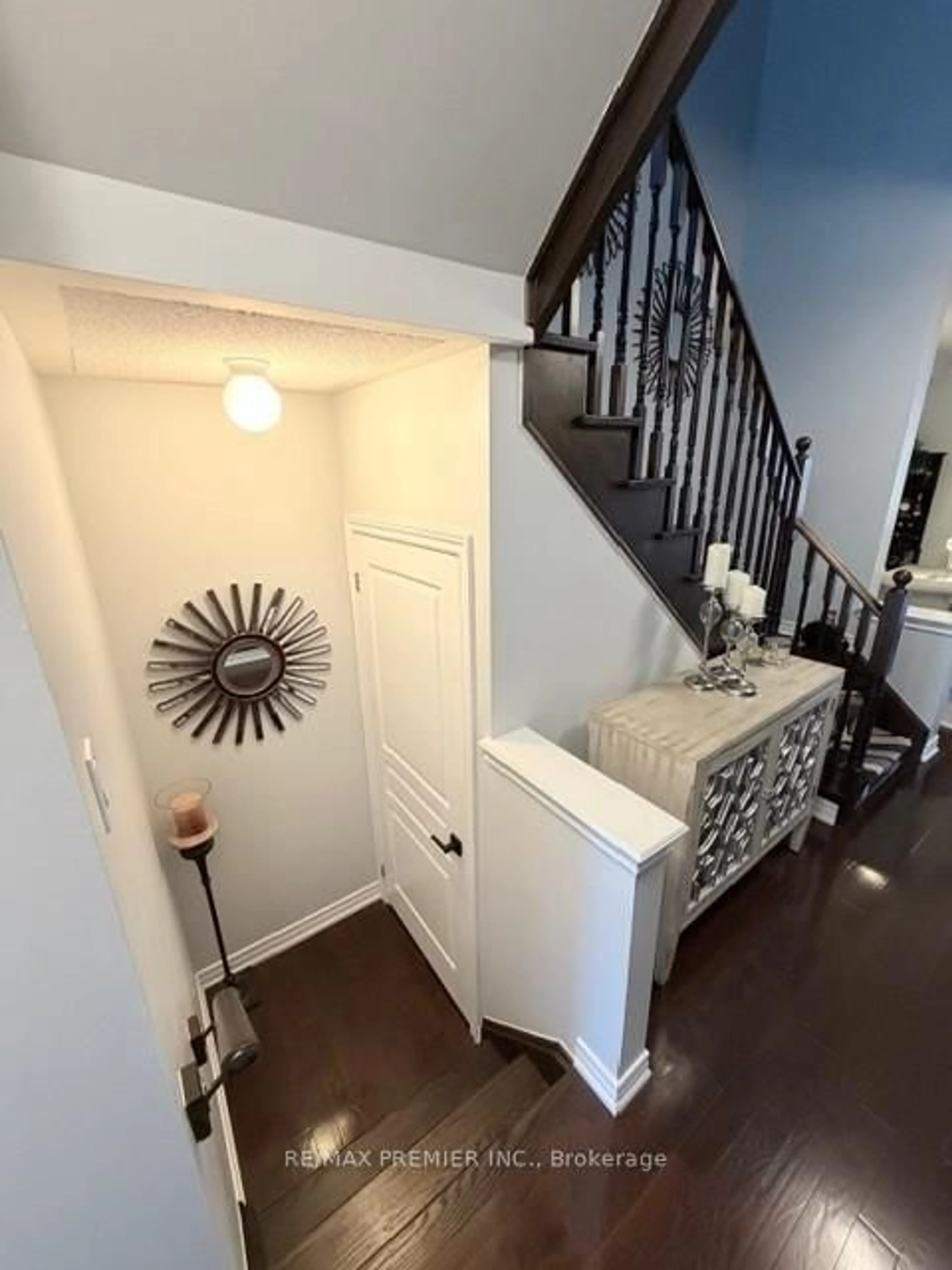 Indoor entryway for 82 Chesterwood Cres, Brampton Ontario L6Y 0Z5