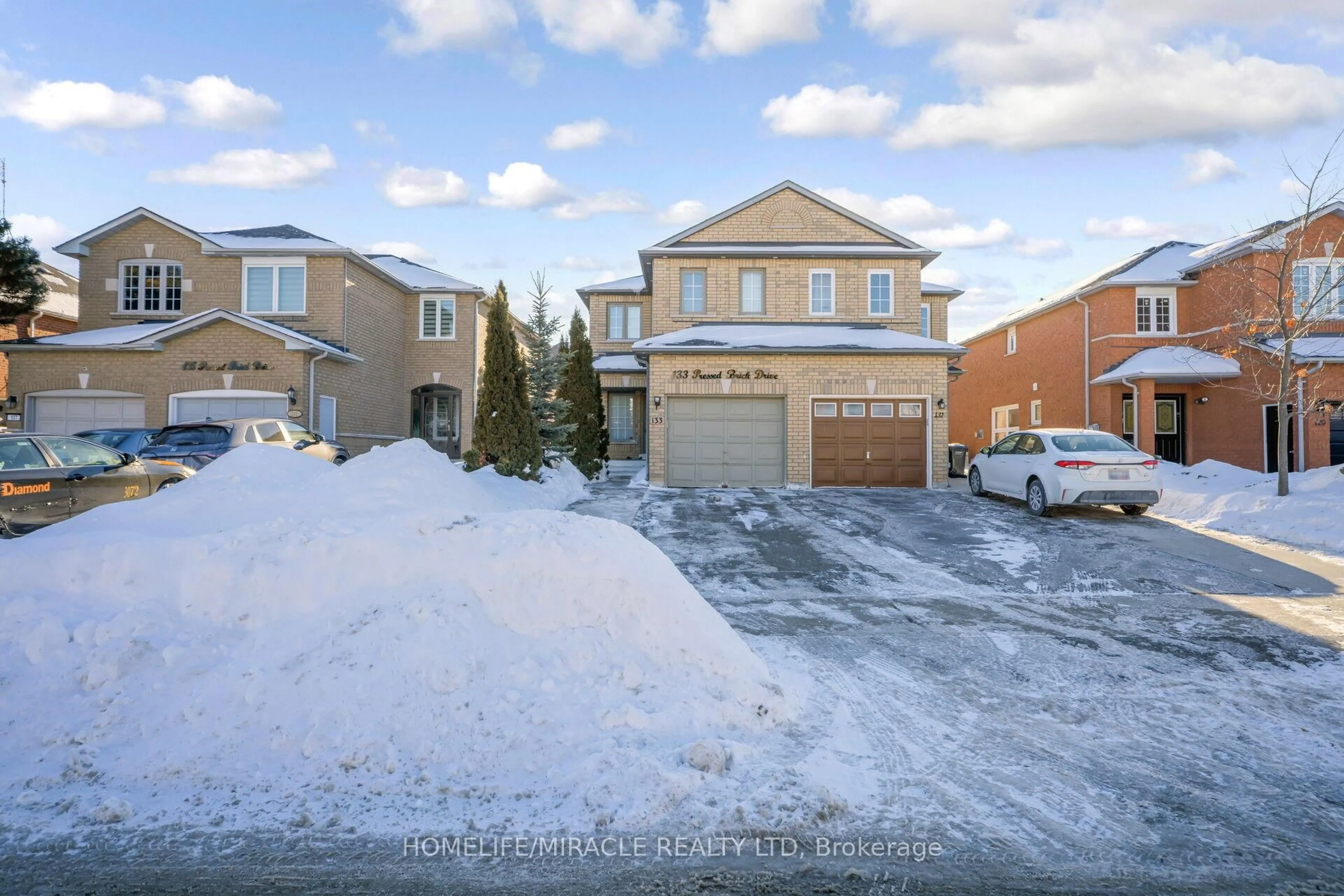 A pic from outside/outdoor area/front of a property/back of a property/a pic from drone, street for 133 Pressed Brick Dr, Brampton Ontario L6V 4K5