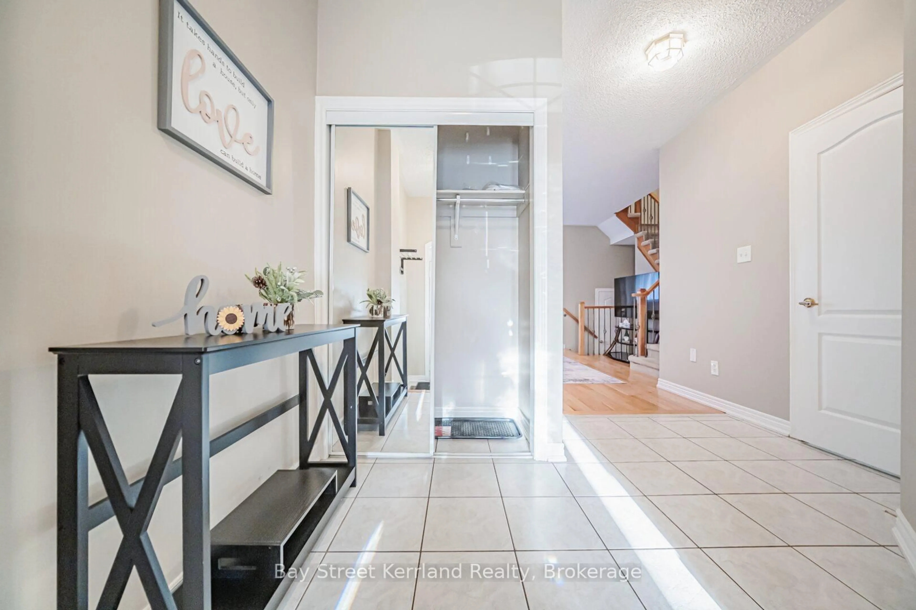 Indoor entryway for 2449 Lazio Lane, Oakville Ontario L6M 4P7