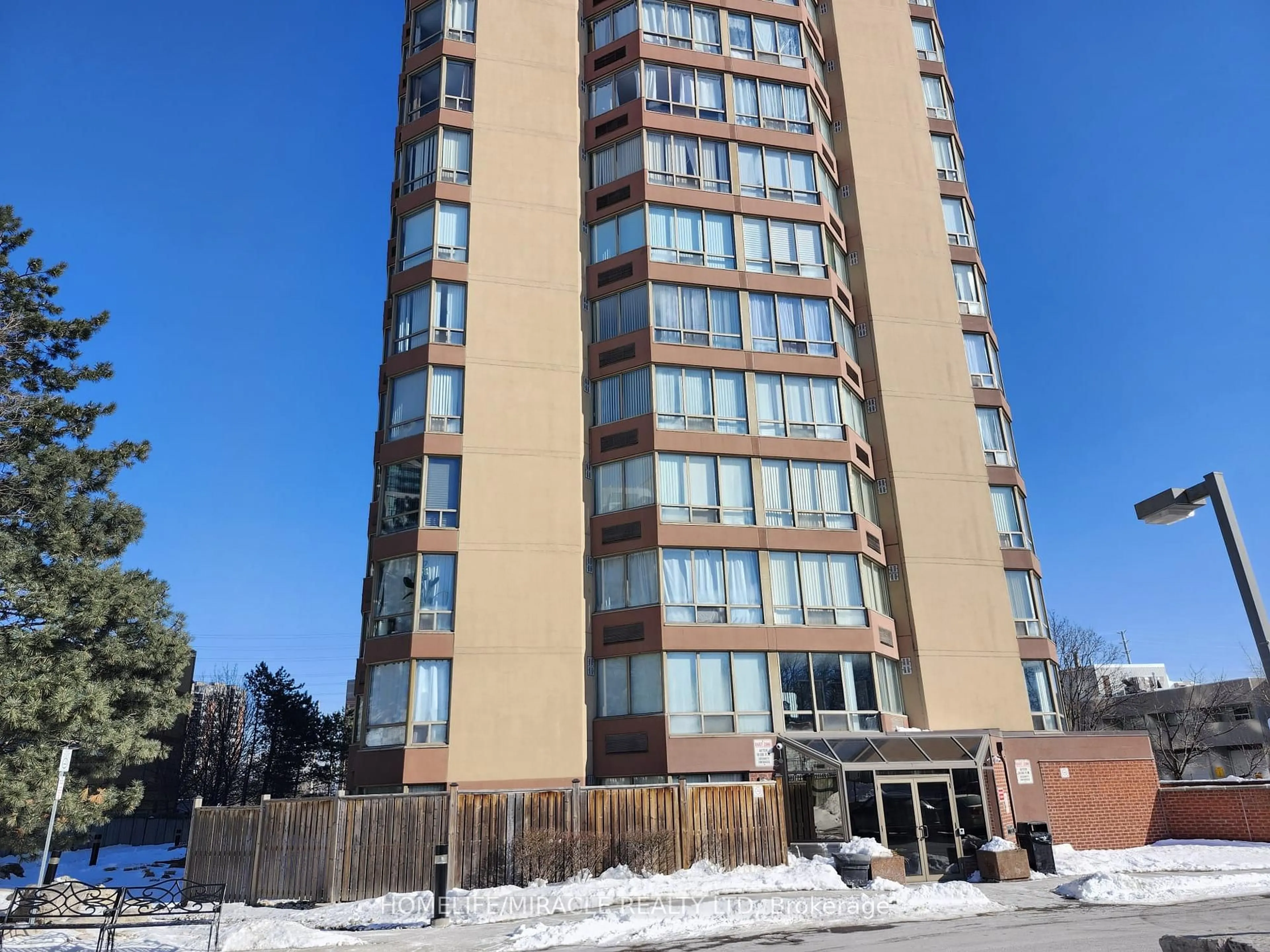 Indoor foyer for 25 Fairview Rd #504, Mississauga Ontario L5B 3Y8