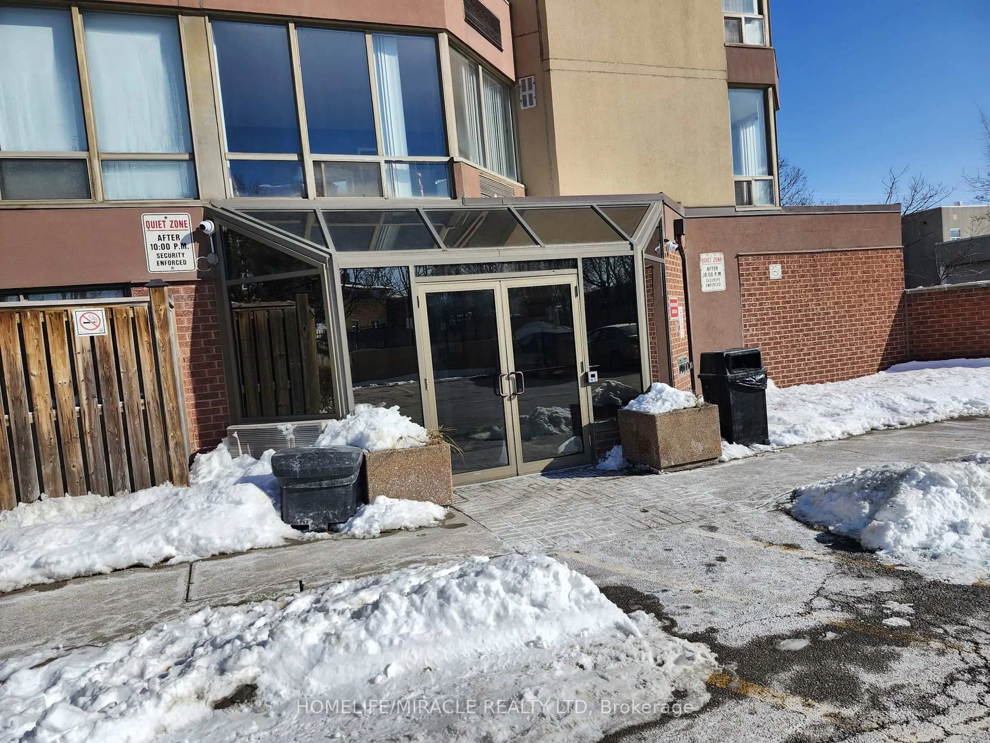 Indoor foyer for 25 Fairview Rd #504, Mississauga Ontario L5B 3Y8