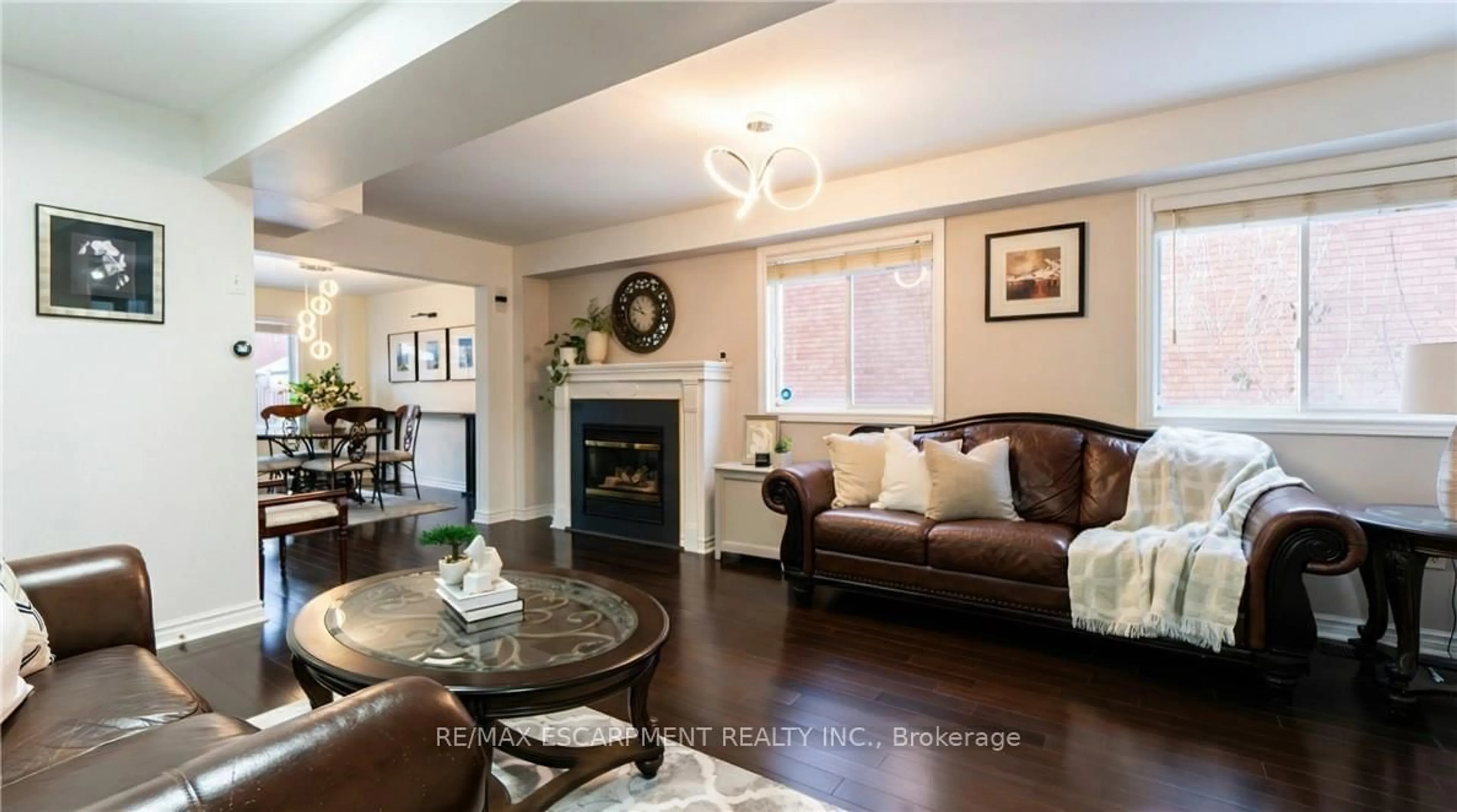 Living room with furniture, wood/laminate floor for 2062 WESTMOUNT Dr, Oakville Ontario L6M 3P2