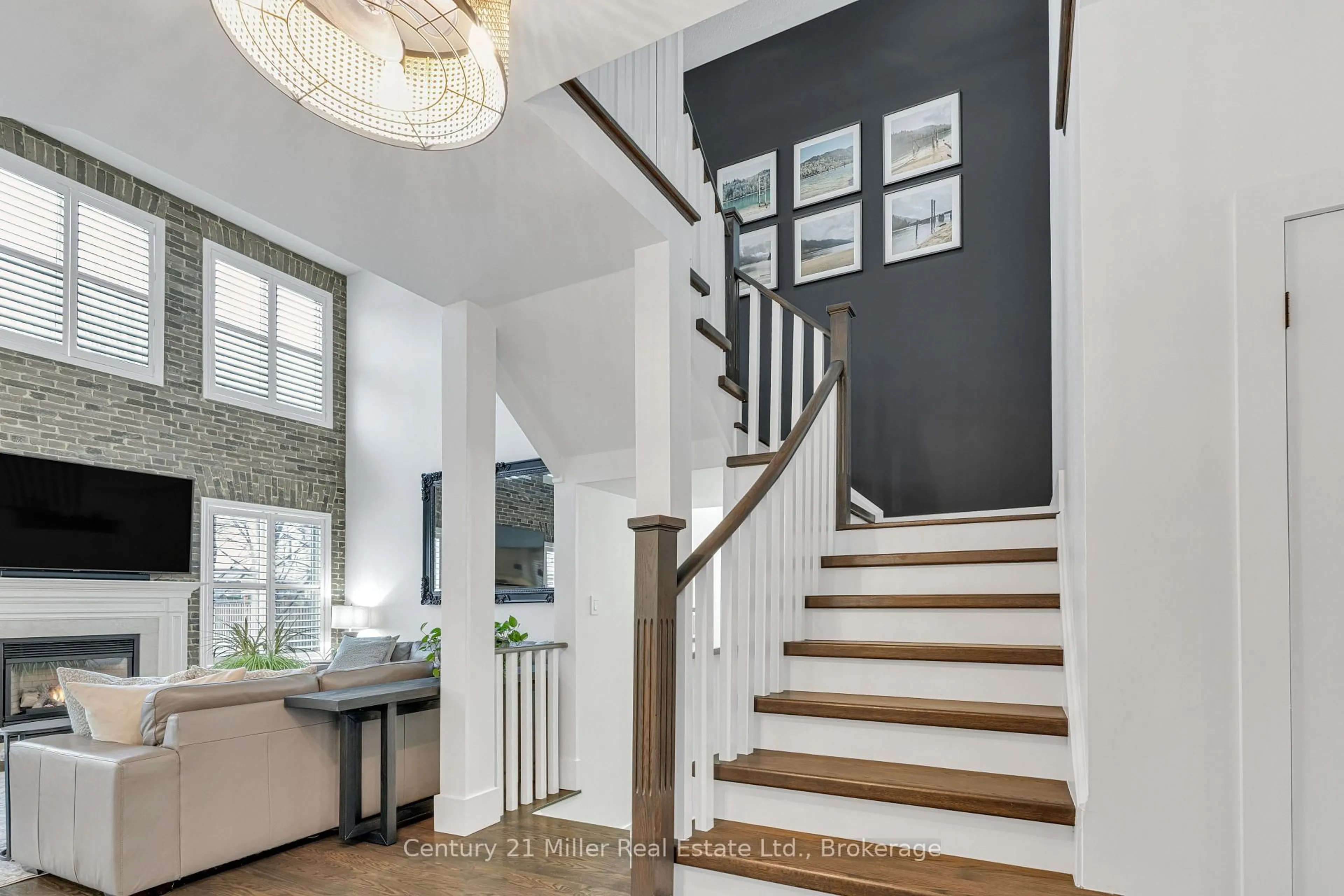 Indoor entryway for 2099 Helmsley Ave, Oakville Ontario L6M 4R5