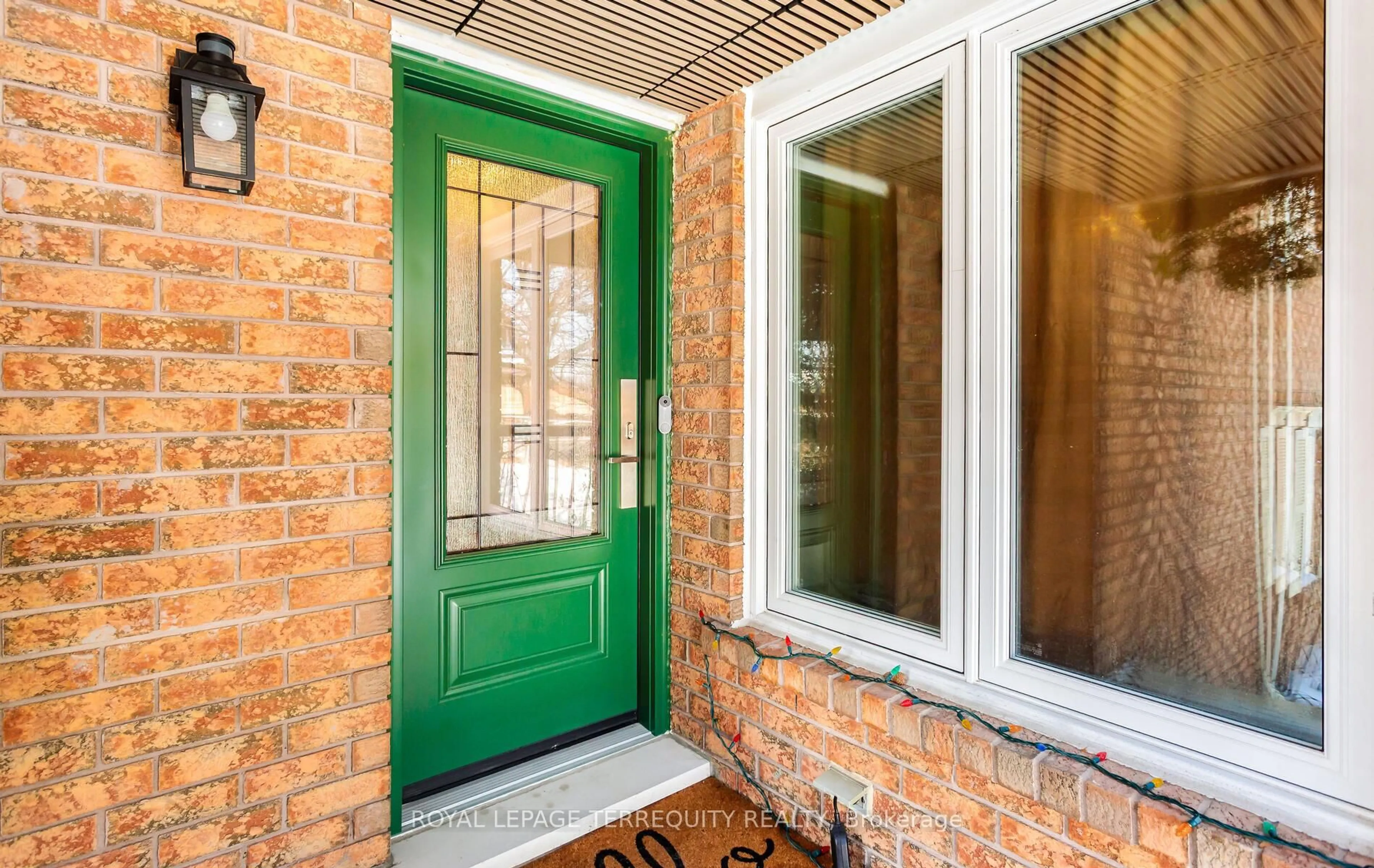 Indoor entryway for 5596 Haddon Hall Rd, Mississauga Ontario L5M 5G4