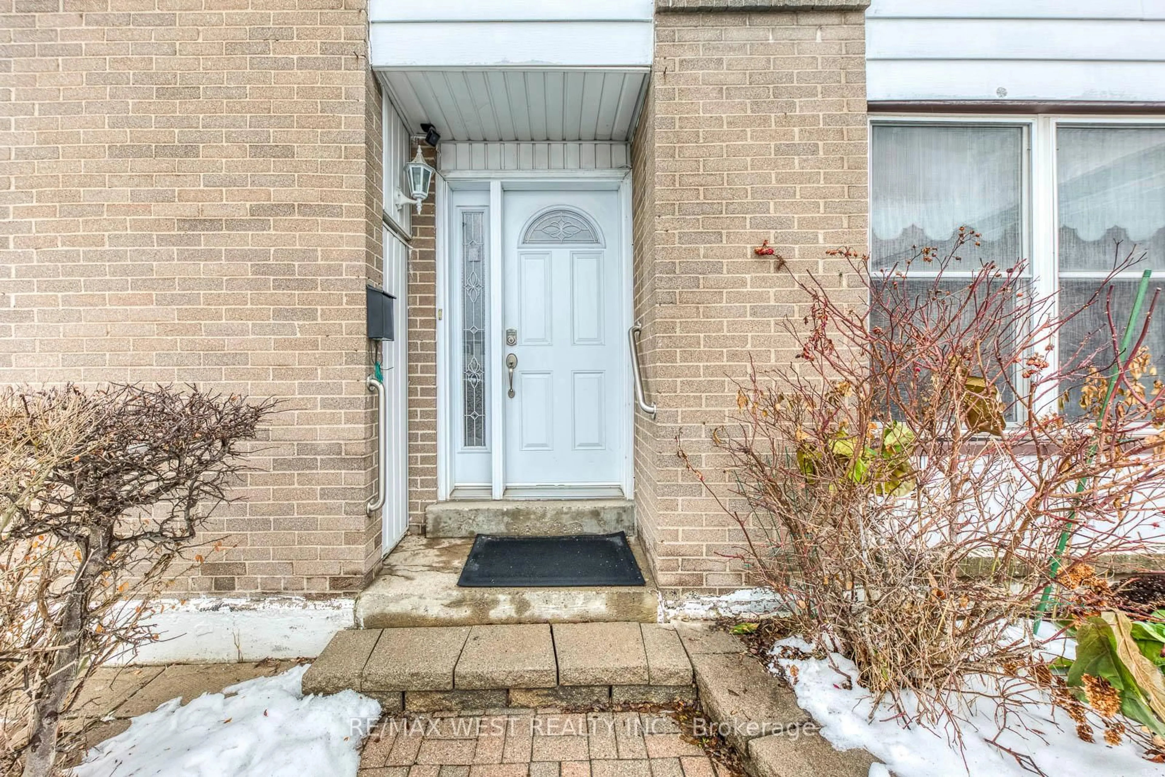 Indoor entryway for 43 Flamingo Cres, Brampton Ontario L6T 2G6