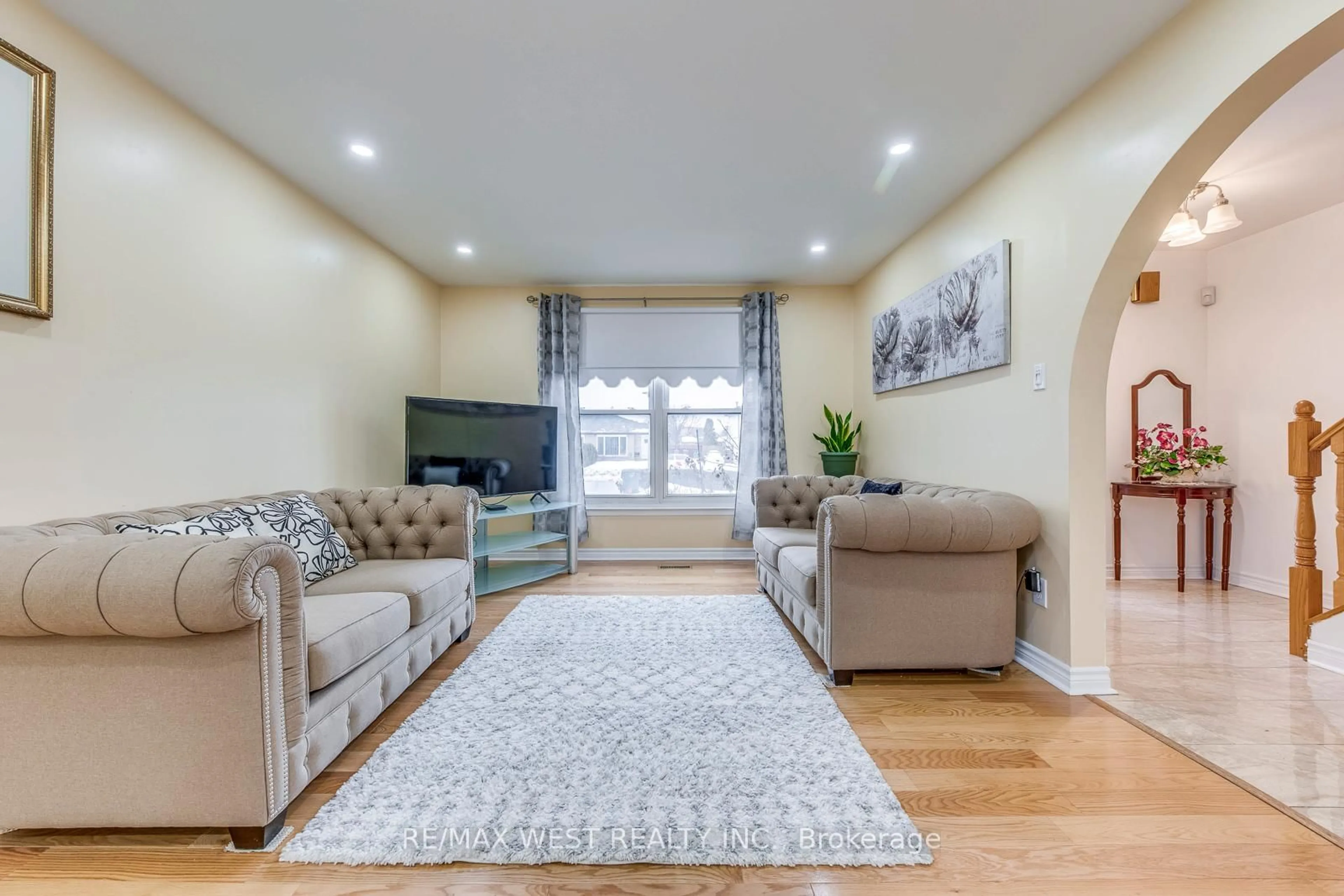 Living room with furniture, unknown for 43 Flamingo Cres, Brampton Ontario L6T 2G6