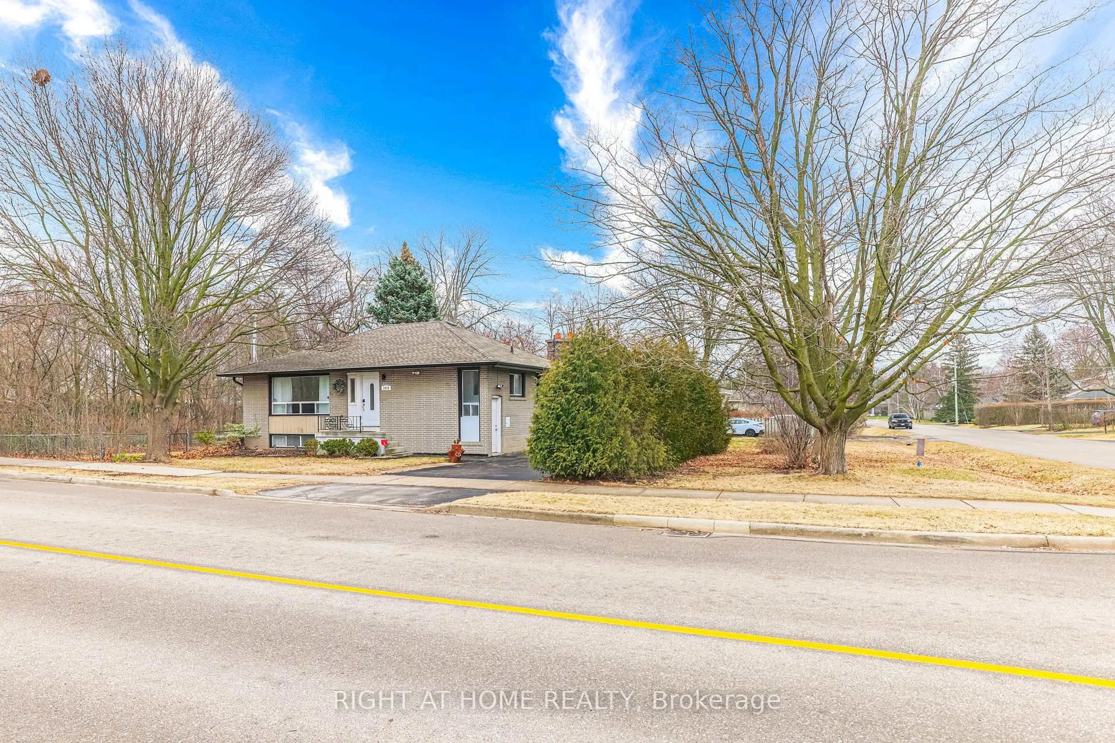 A pic from outside/outdoor area/front of a property/back of a property/a pic from drone, street for 2076 Constance Dr, Oakville Ontario L6J 2V7