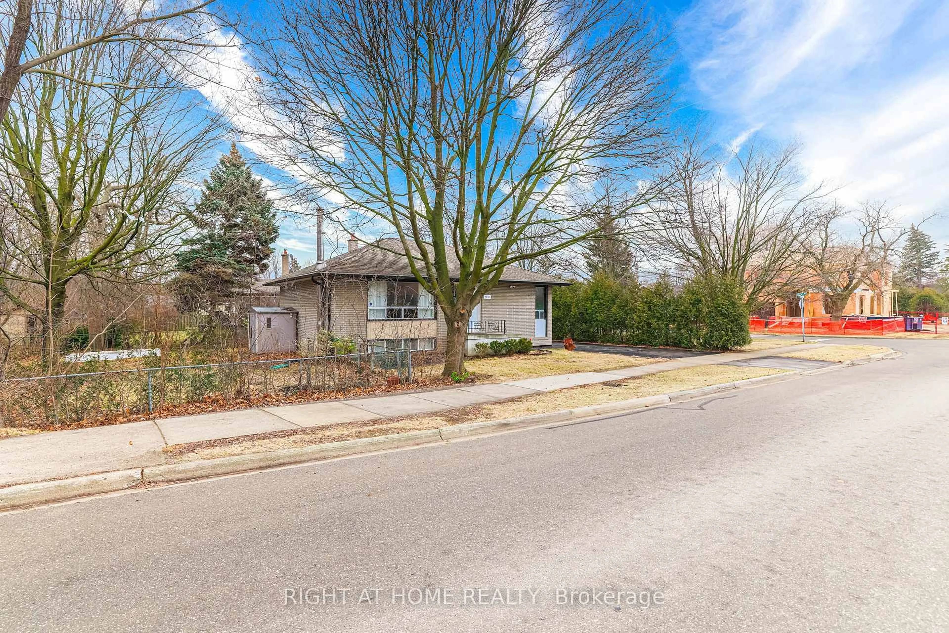 A pic from outside/outdoor area/front of a property/back of a property/a pic from drone, street for 2076 Constance Dr, Oakville Ontario L6J 2V7
