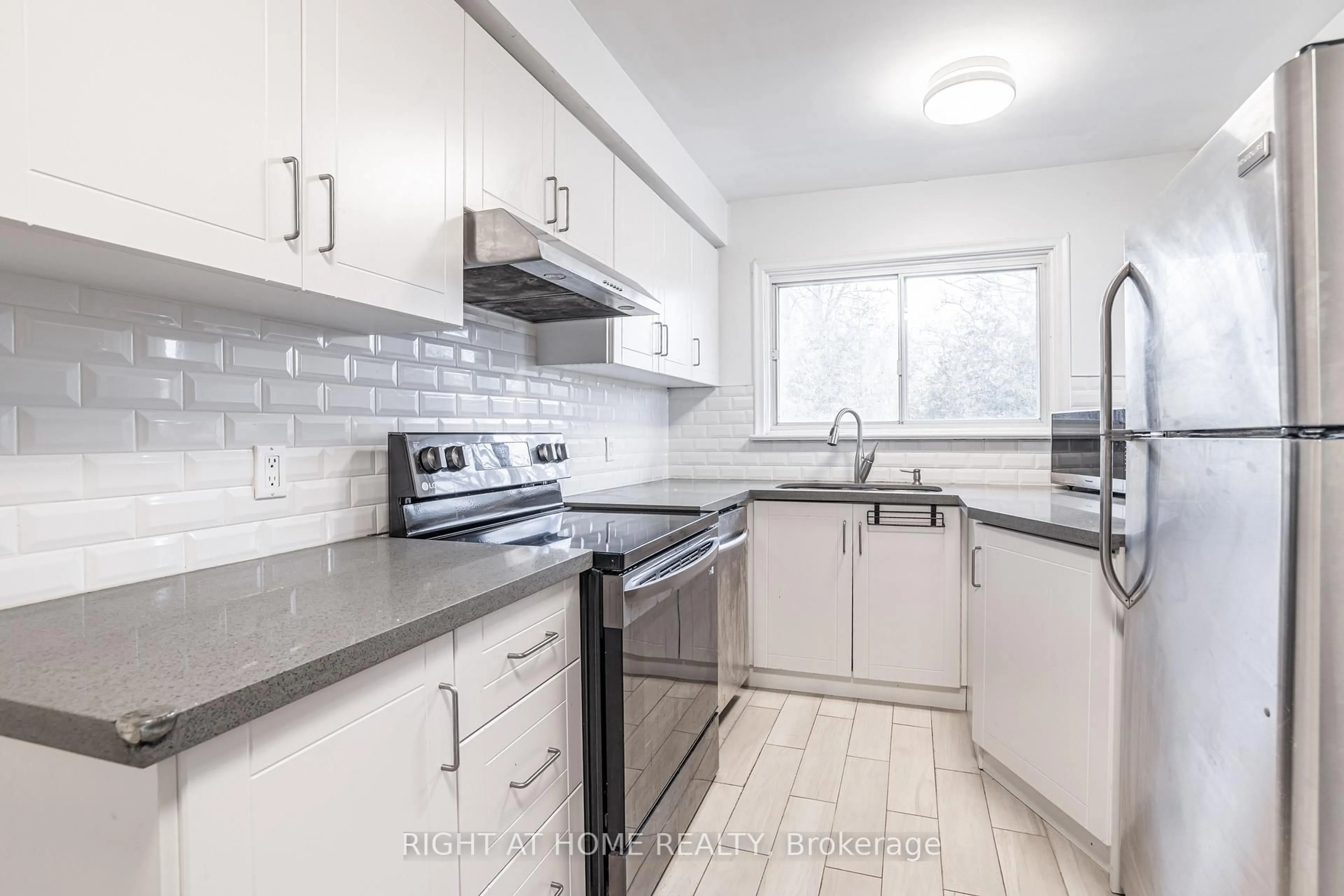 Standard kitchen, ceramic/tile floor for 2076 Constance Dr, Oakville Ontario L6J 2V7
