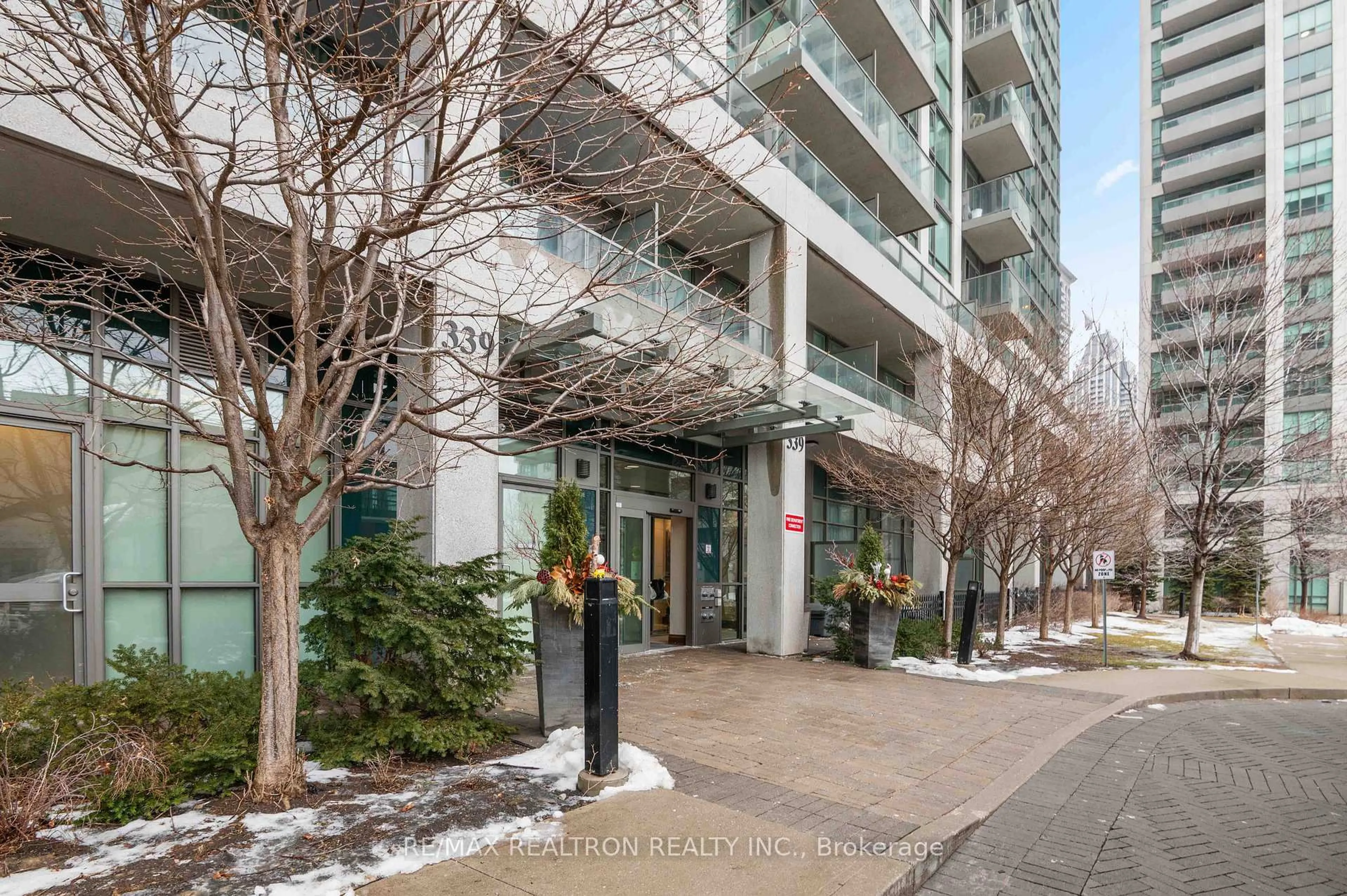 Indoor foyer for 339 Rathburn Rd #PH18, Mississauga Ontario L5B 0K6