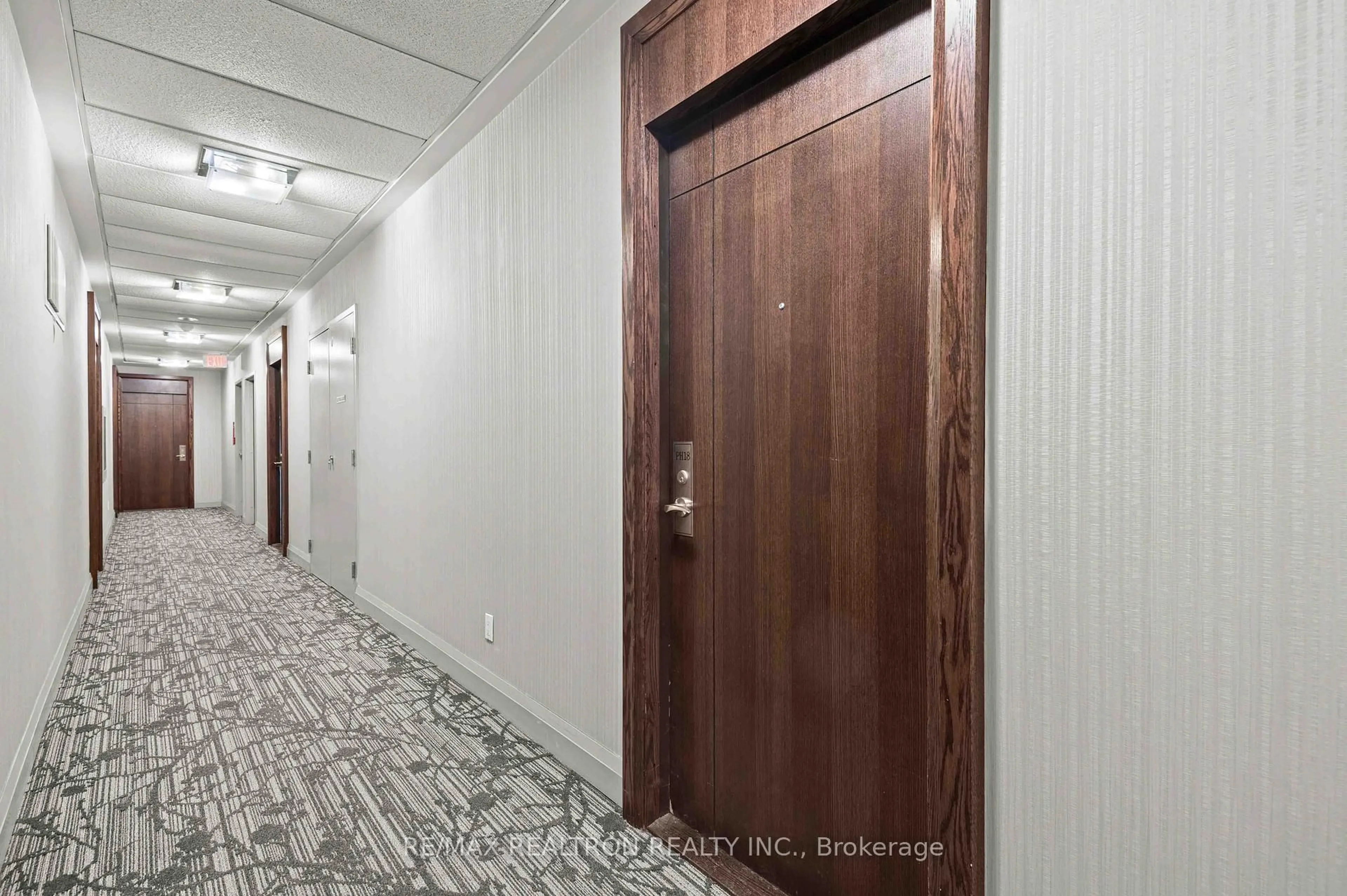 Indoor foyer for 339 Rathburn Rd #PH18, Mississauga Ontario L5B 0K6