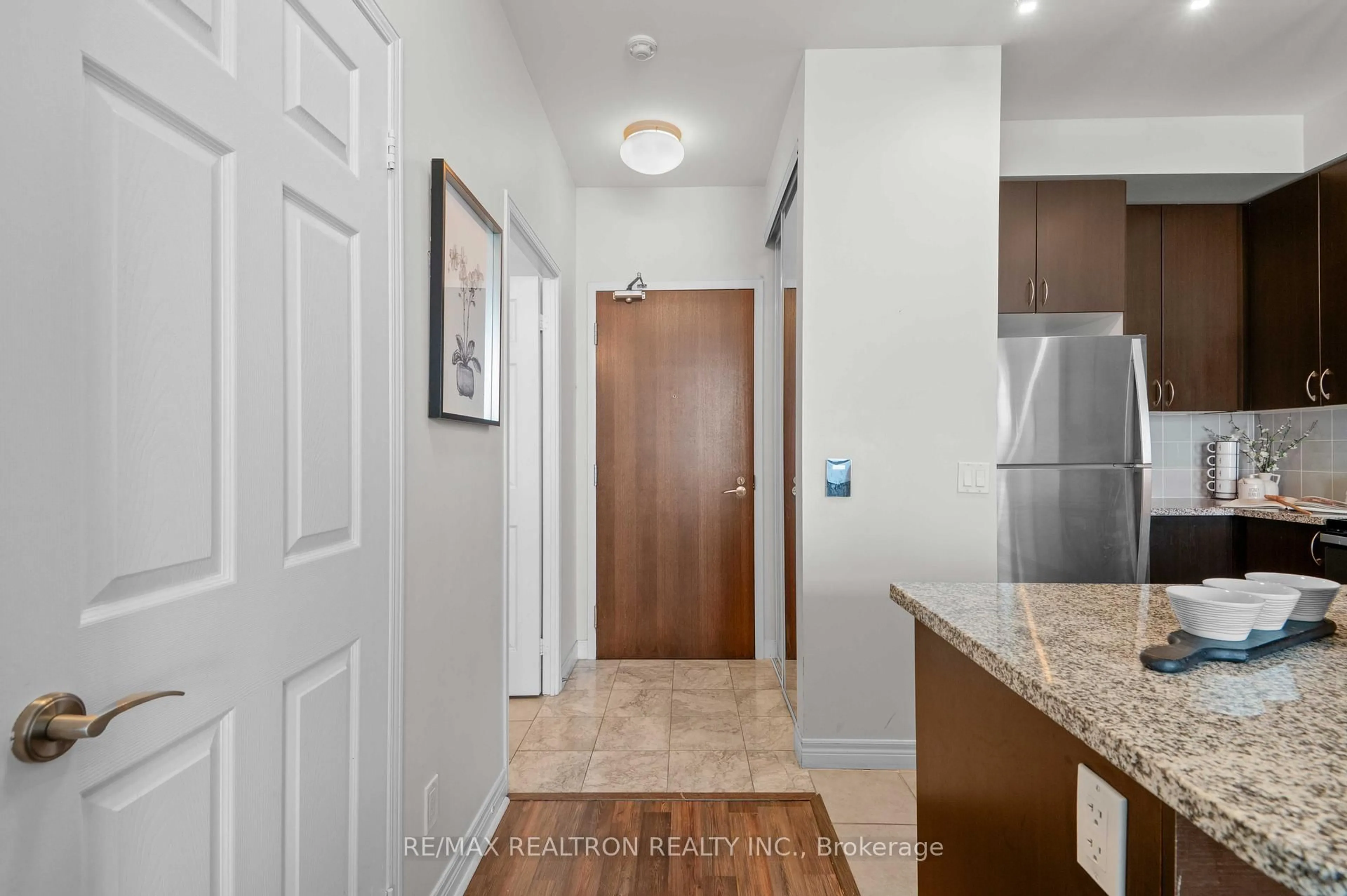 Indoor entryway for 339 Rathburn Rd #PH18, Mississauga Ontario L5B 0K6