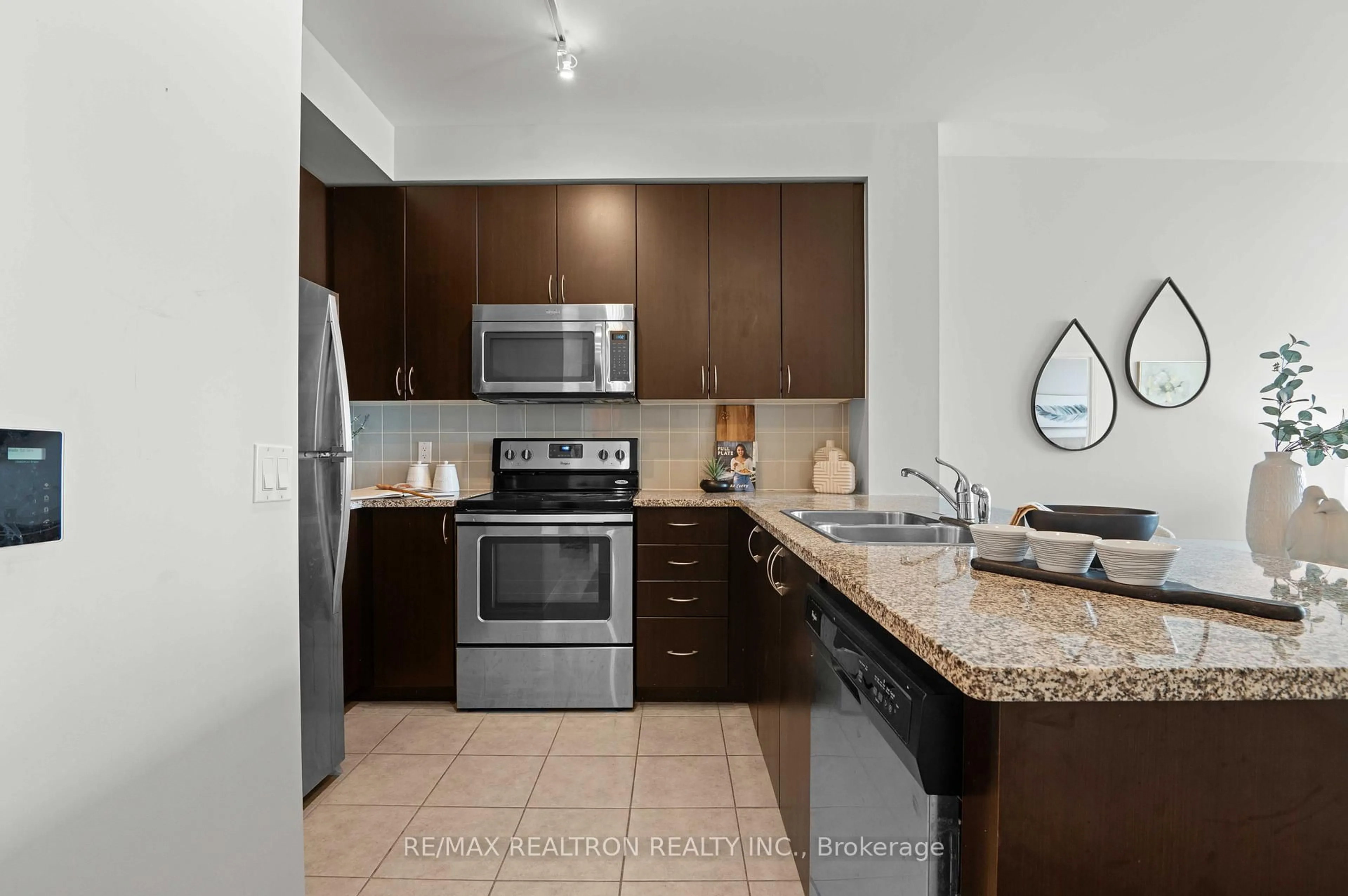 Standard kitchen, ceramic/tile floor for 339 Rathburn Rd #PH18, Mississauga Ontario L5B 0K6