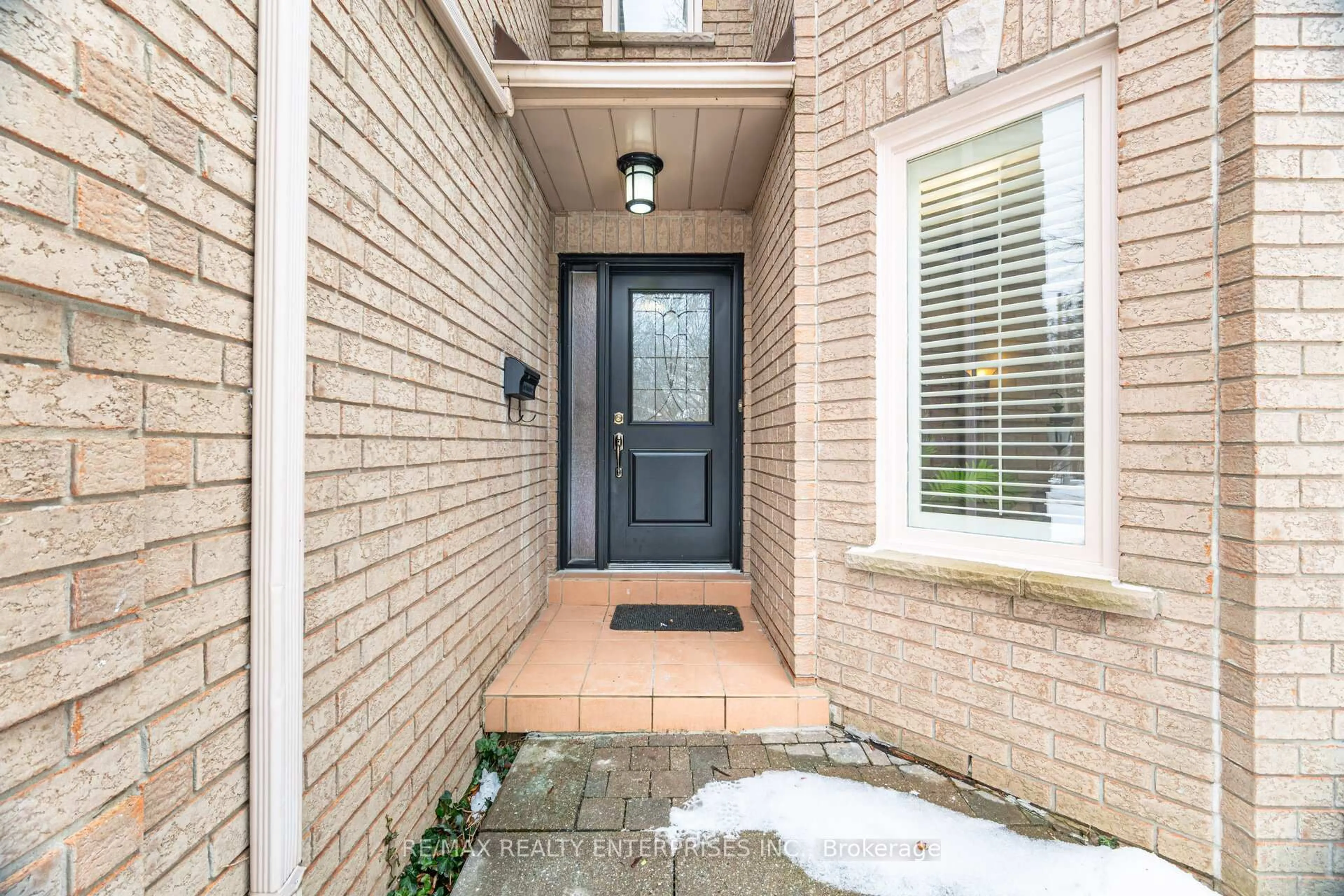 Indoor entryway for 1104 Feeley Crt, Mississauga Ontario L5J 4S5