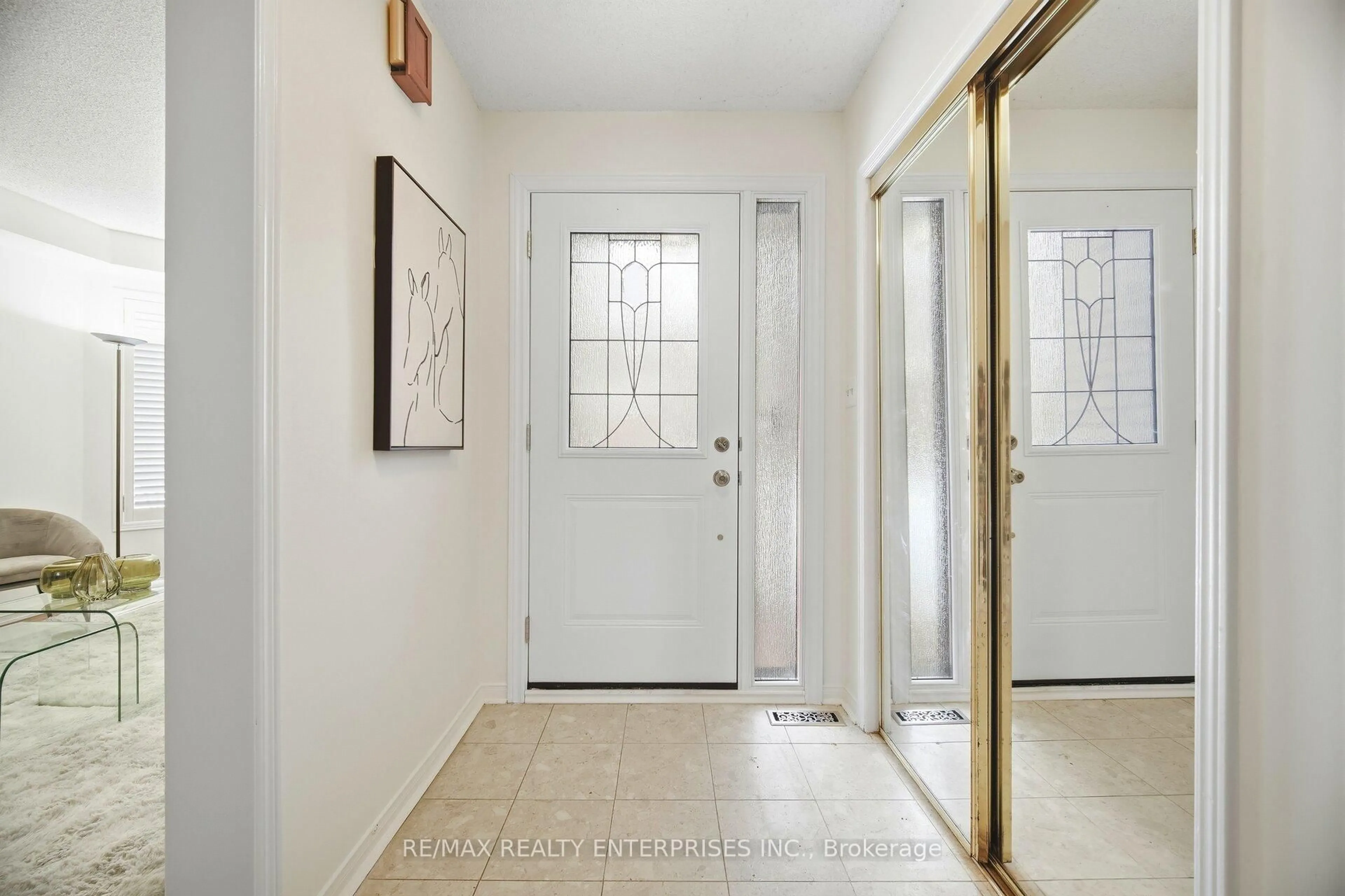 Indoor entryway for 1104 Feeley Crt, Mississauga Ontario L5J 4S5