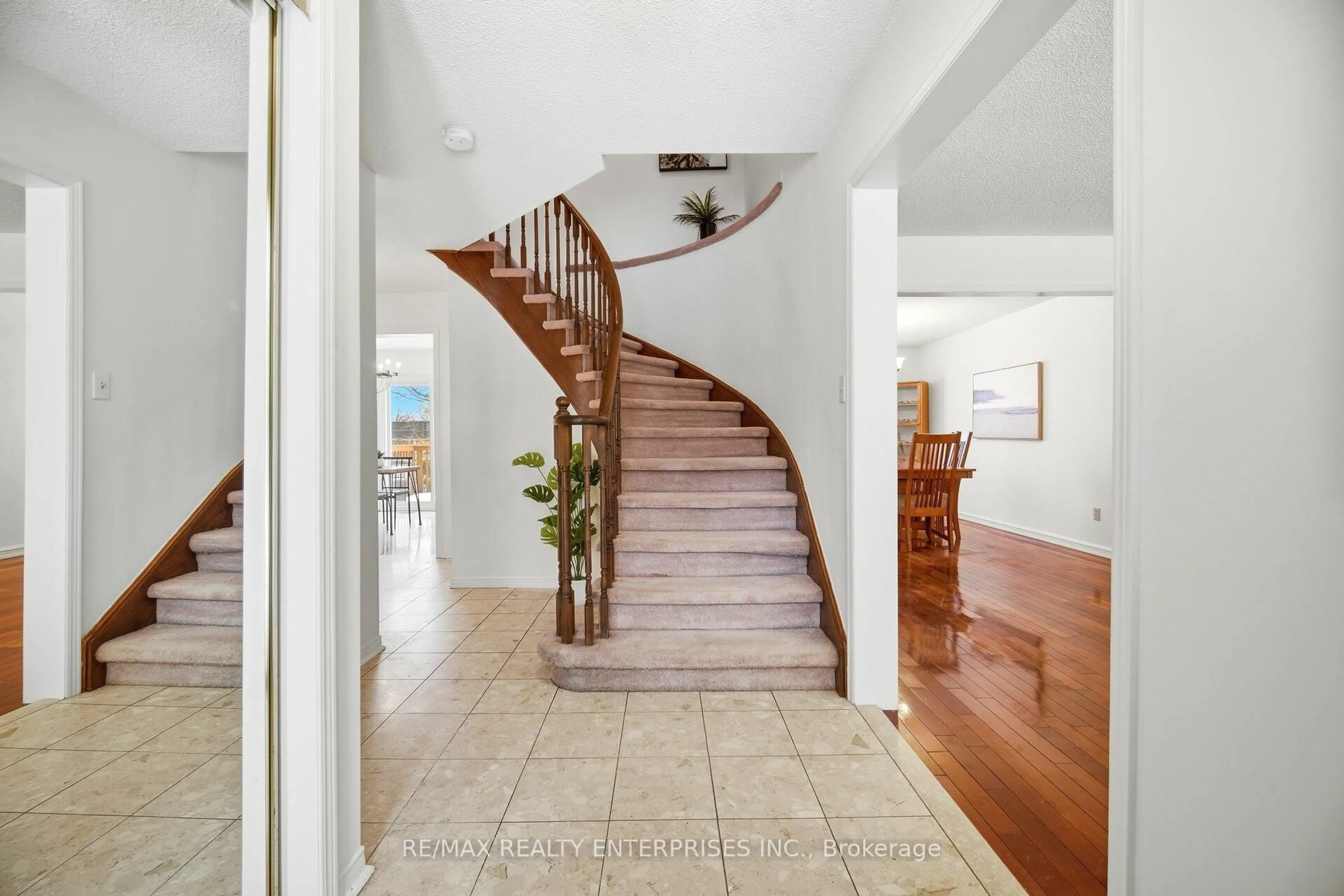 Indoor foyer for 1104 Feeley Crt, Mississauga Ontario L5J 4S5