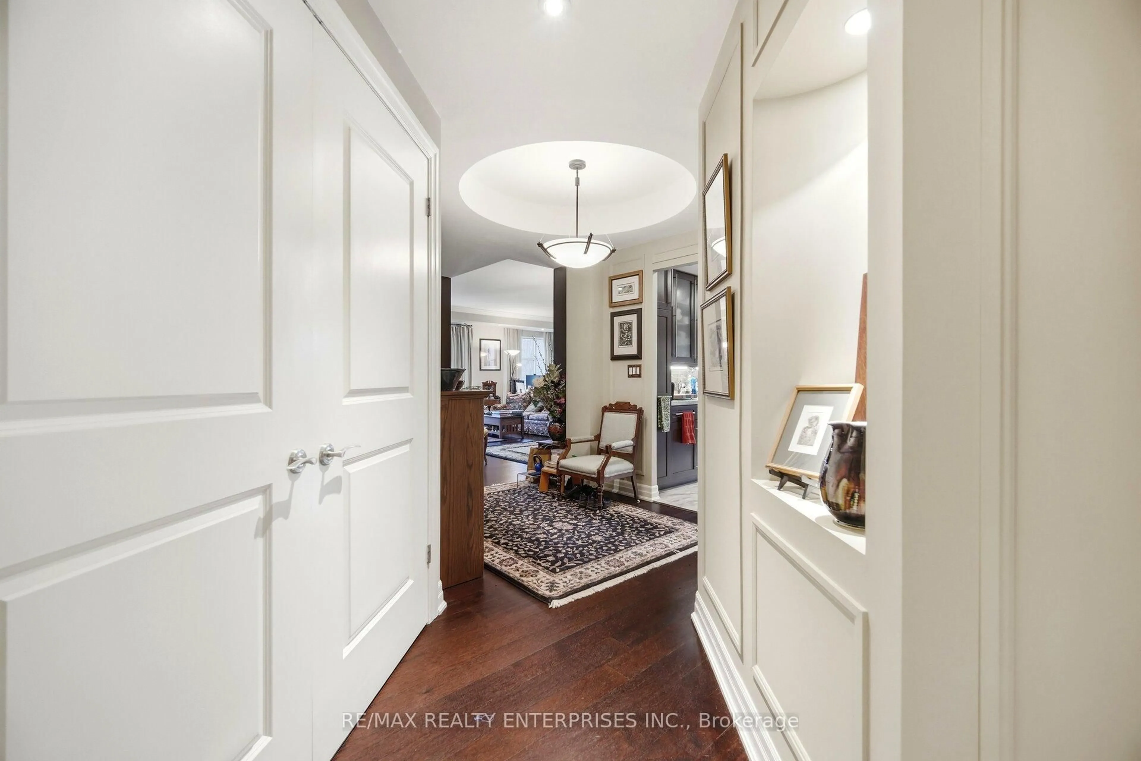 Indoor entryway for 2855 Bloor St #513, Toronto Ontario M8X 3A1