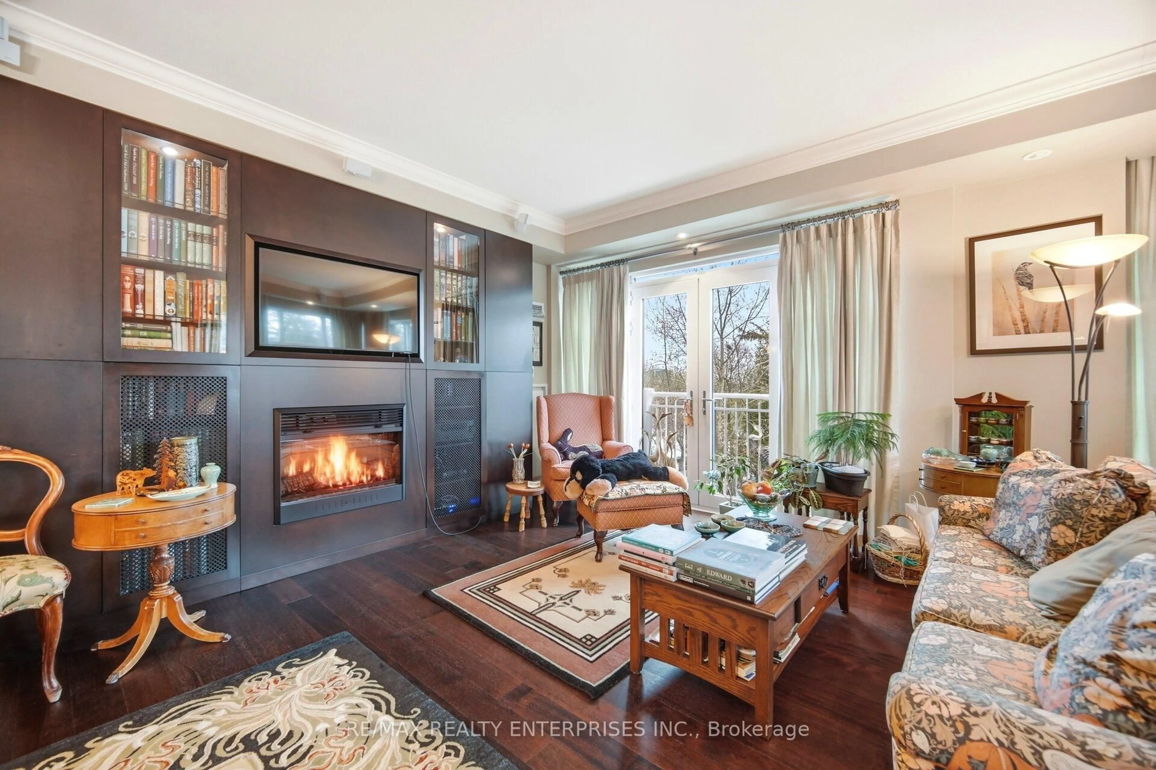 Living room with furniture, wood/laminate floor for 2855 Bloor St #513, Toronto Ontario M8X 3A1