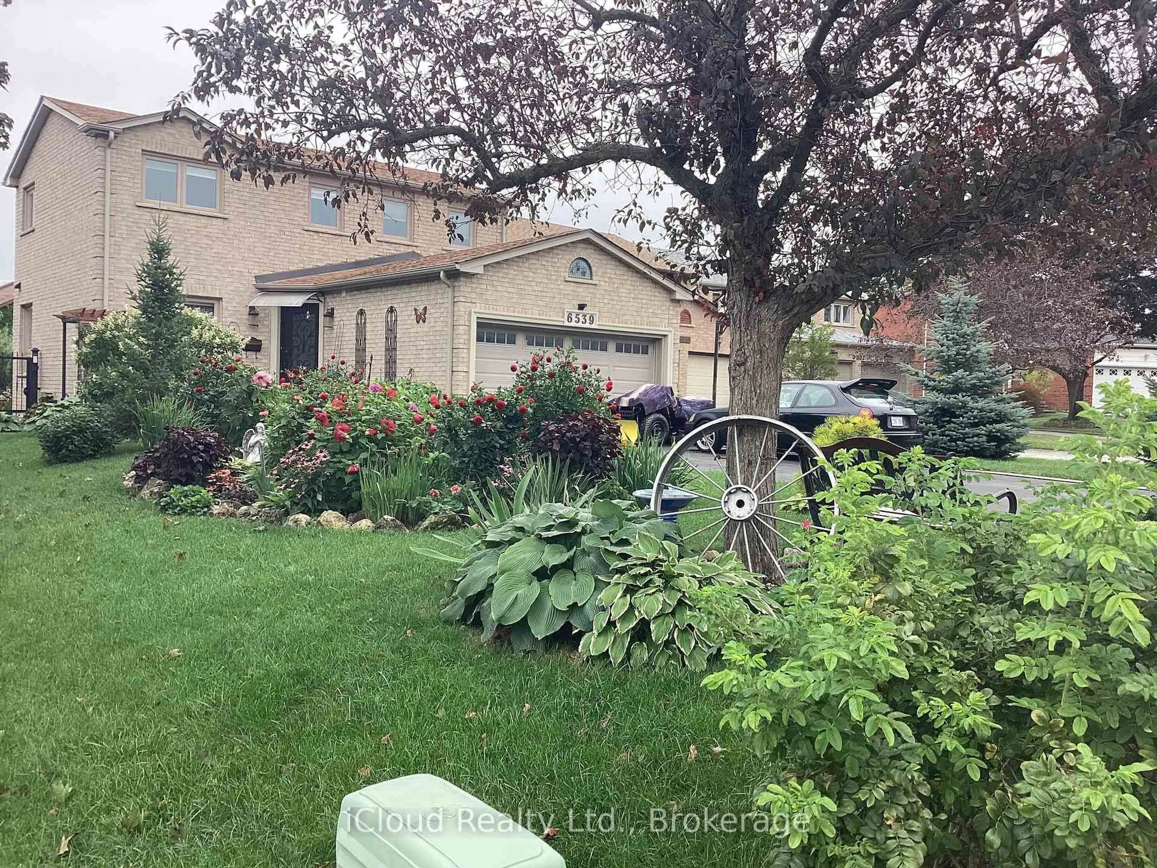 A pic from outside/outdoor area/front of a property/back of a property/a pic from drone, street for 6539 Tripoli Terr, Mississauga Ontario L5N 4L1