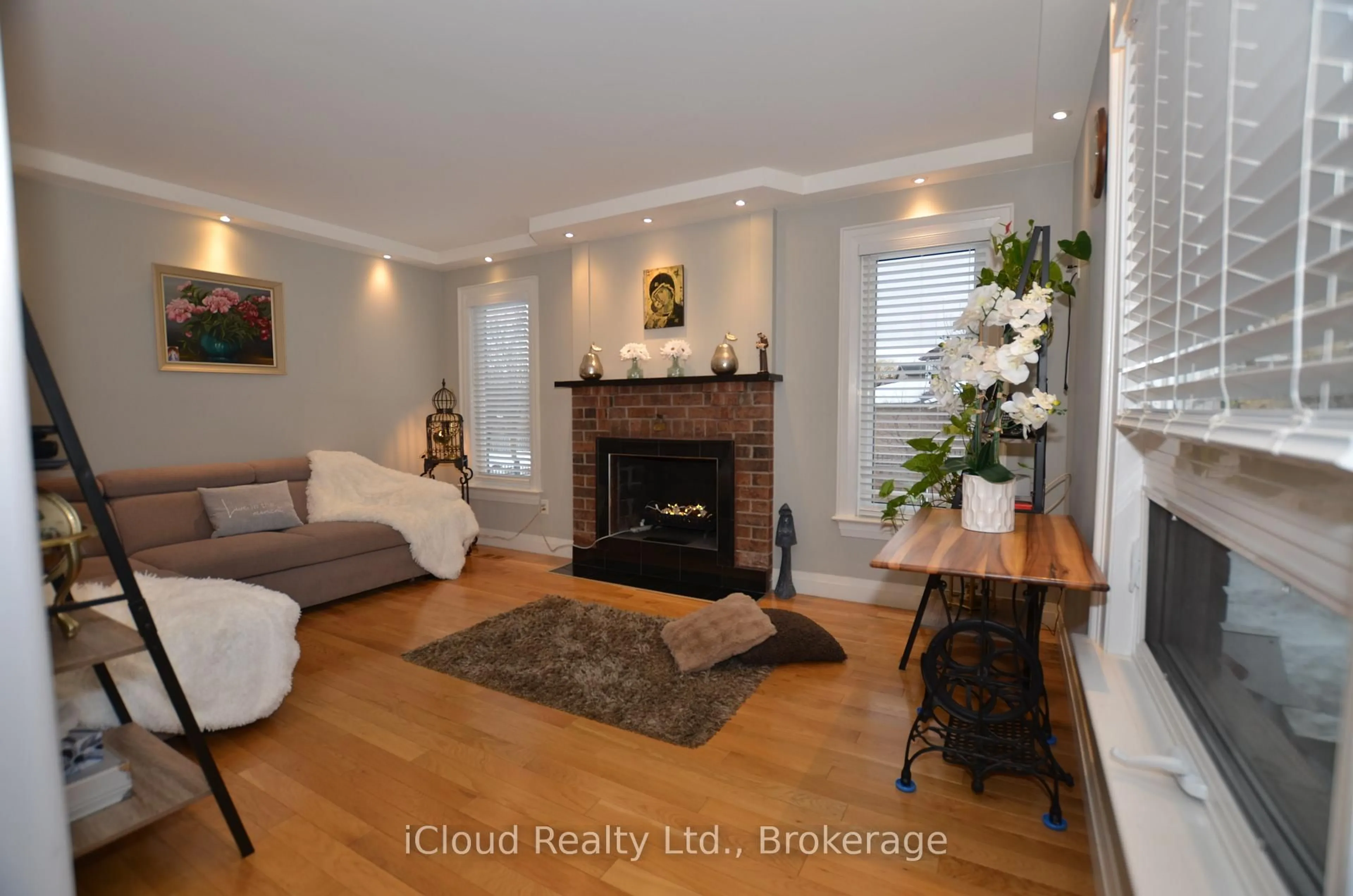 Living room with furniture, wood/laminate floor for 6539 Tripoli Terr, Mississauga Ontario L5N 4L1