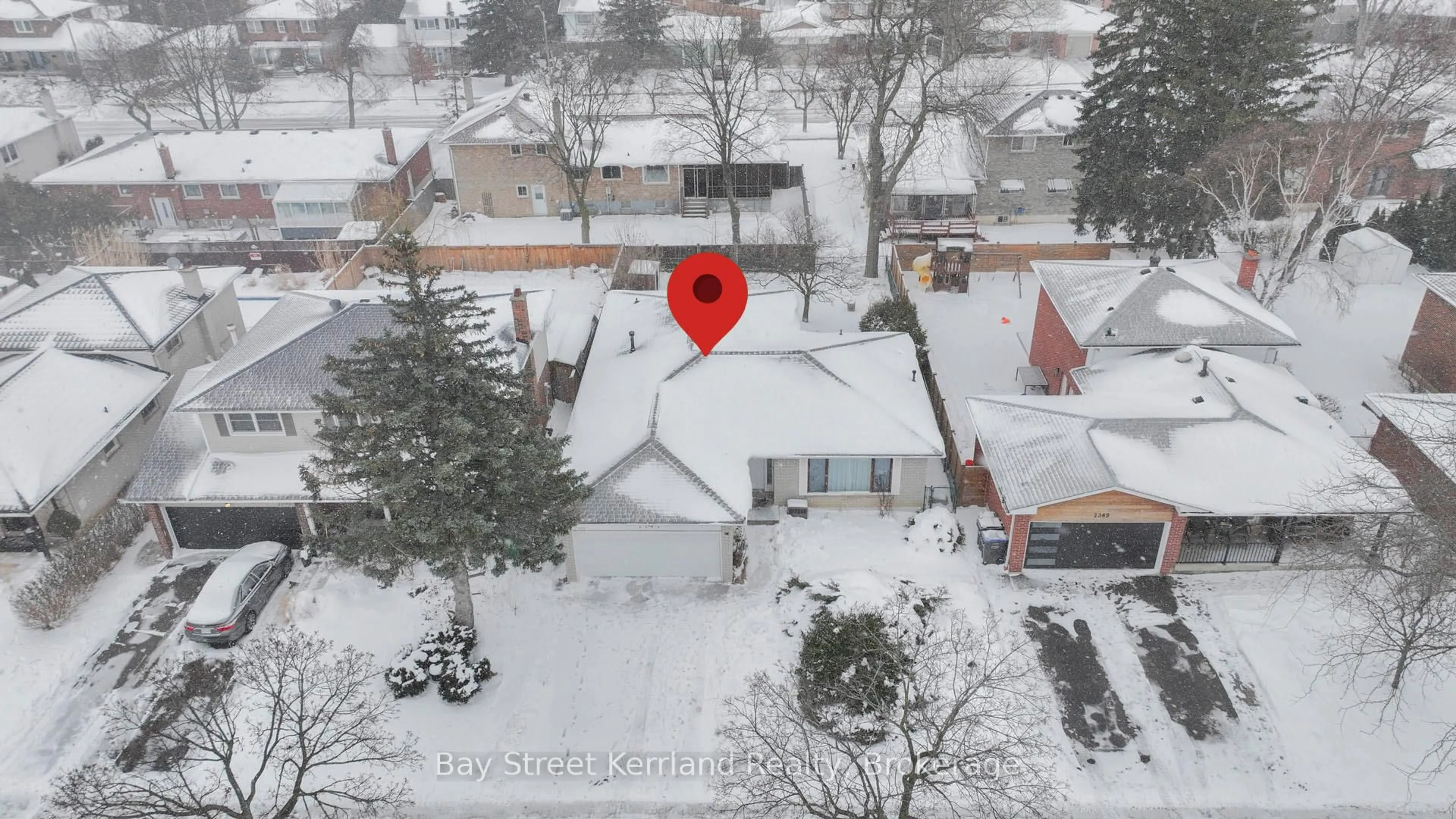 A pic from outside/outdoor area/front of a property/back of a property/a pic from drone, street for 2393 SPEYSIDE Dr, Mississauga Ontario L5K 1X5