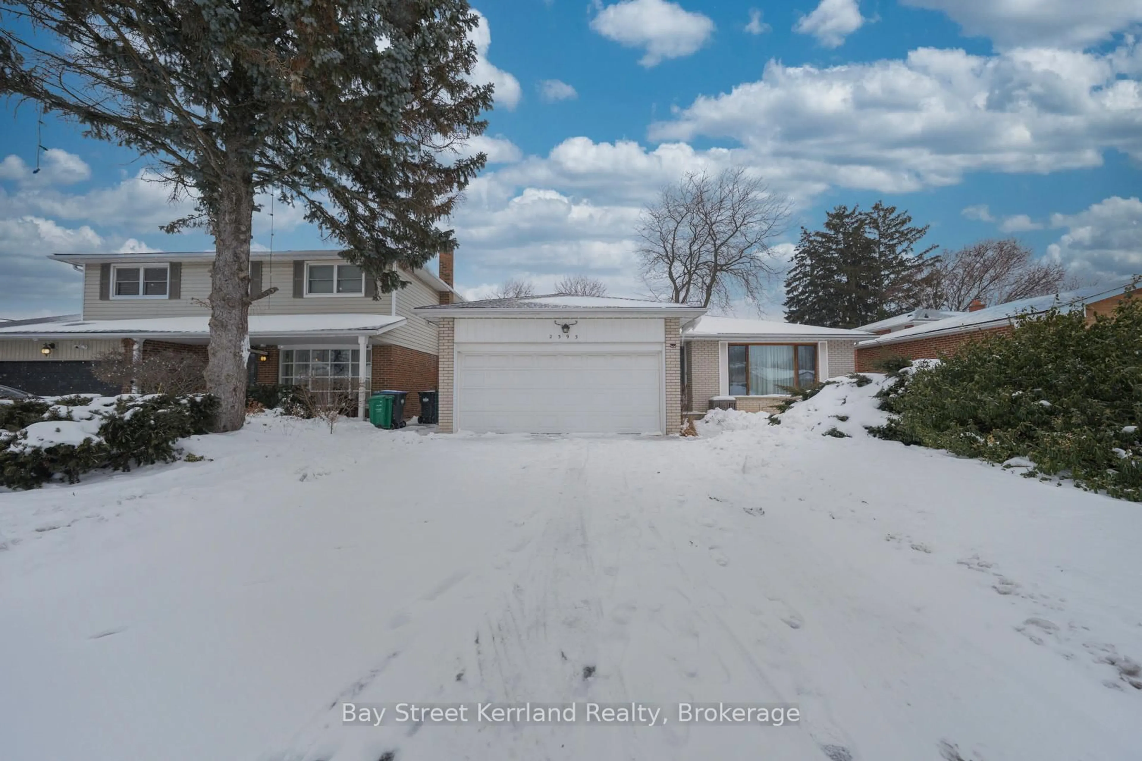 A pic from outside/outdoor area/front of a property/back of a property/a pic from drone, street for 2393 SPEYSIDE Dr, Mississauga Ontario L5K 1X5