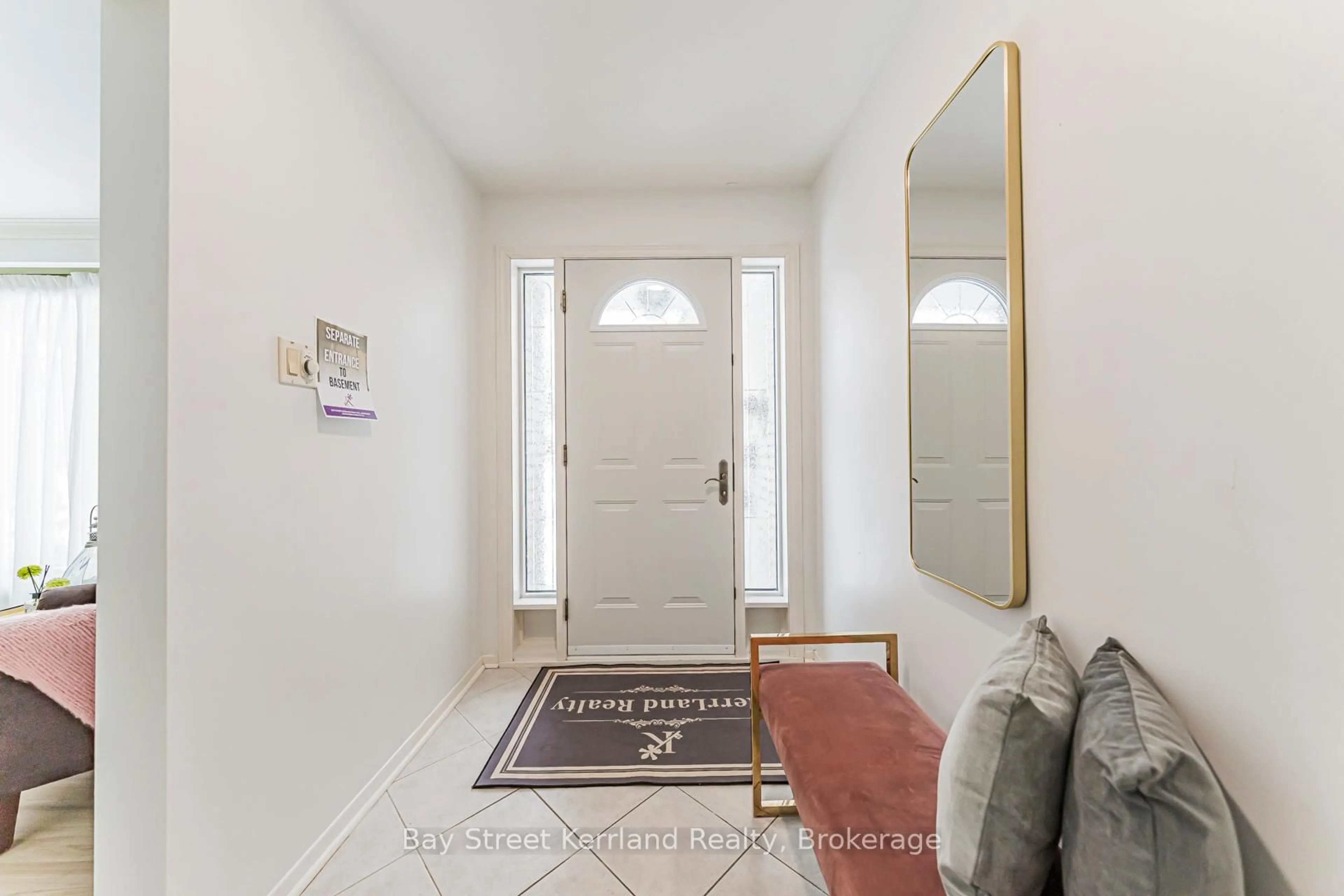 Indoor entryway for 2393 SPEYSIDE Dr, Mississauga Ontario L5K 1X5
