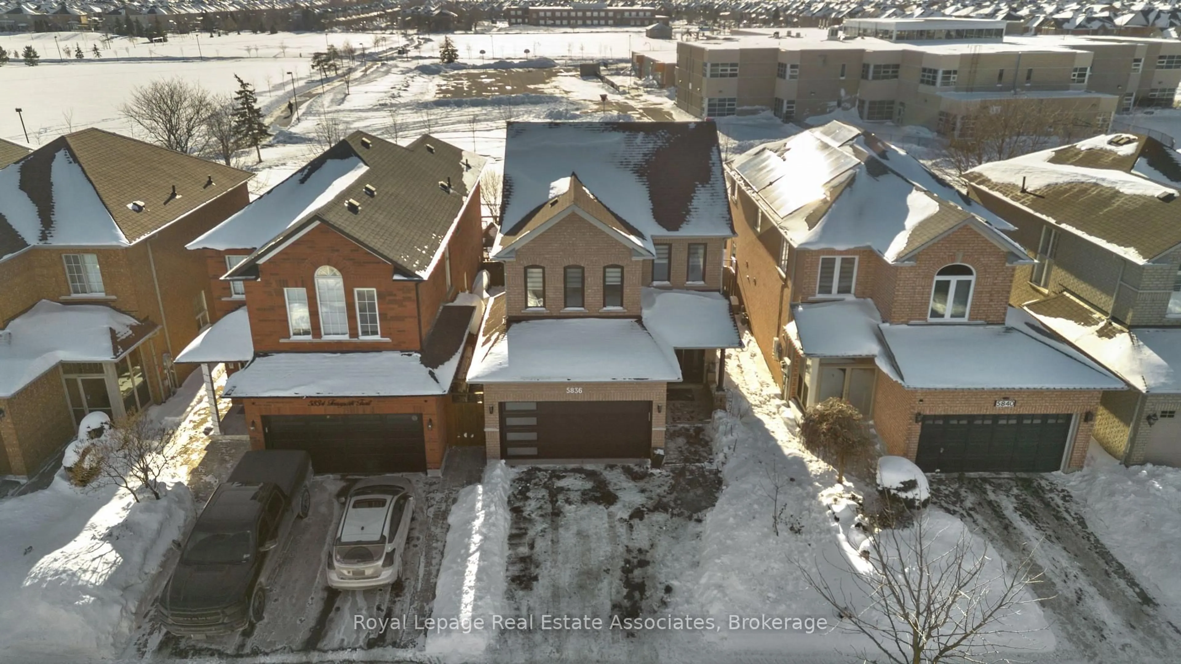 A pic from outside/outdoor area/front of a property/back of a property/a pic from drone, street for 5836 Terrapark Tr, Mississauga Ontario L5M 6S1