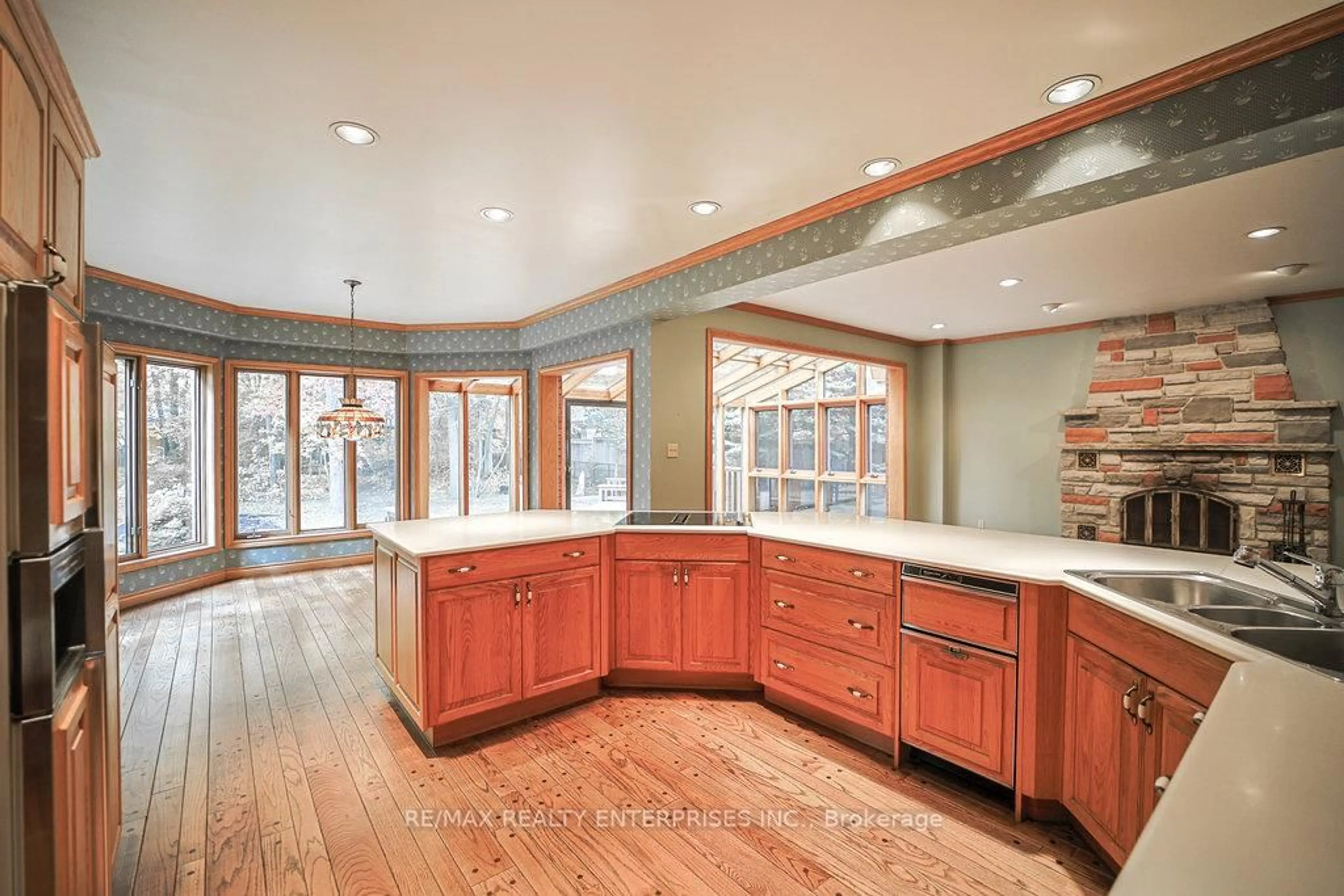 Open concept kitchen, ceramic/tile floor for 1601 Jalna Ave, Mississauga Ontario L5J 1S8