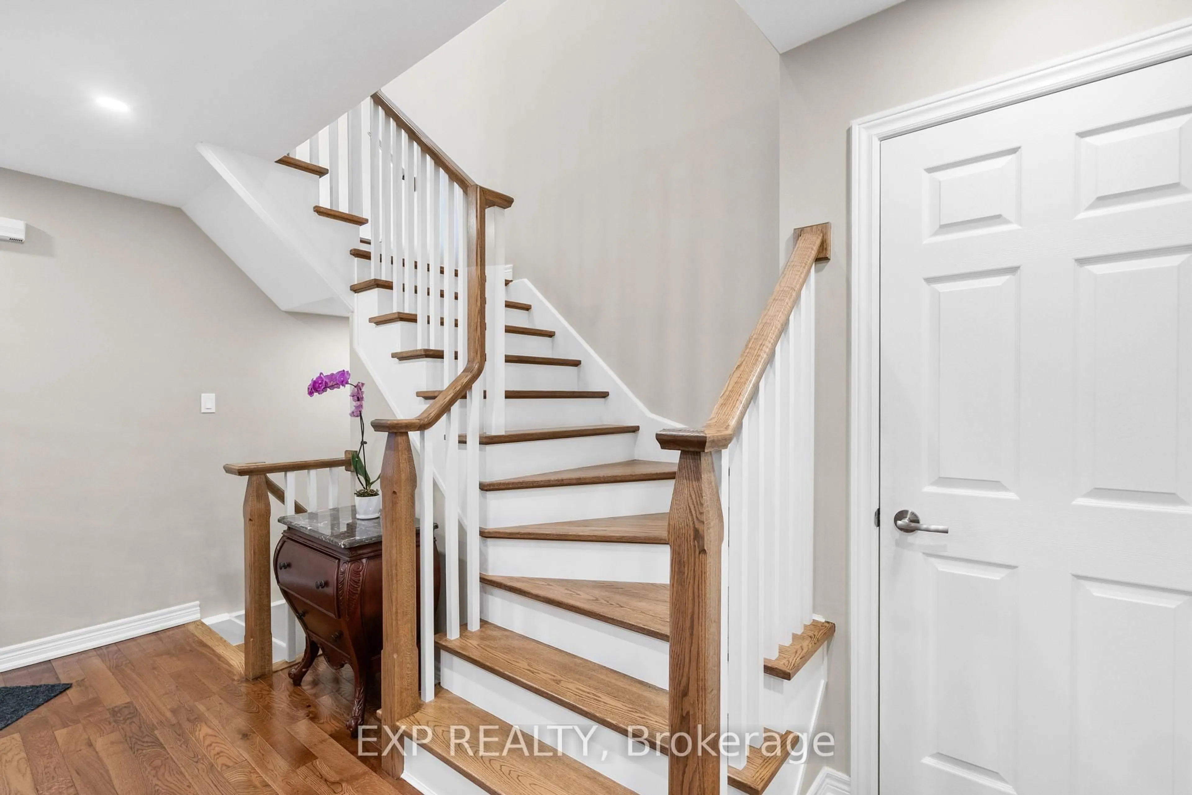 Indoor entryway for 2555 Thomas St #70, Mississauga Ontario L5M 5P6